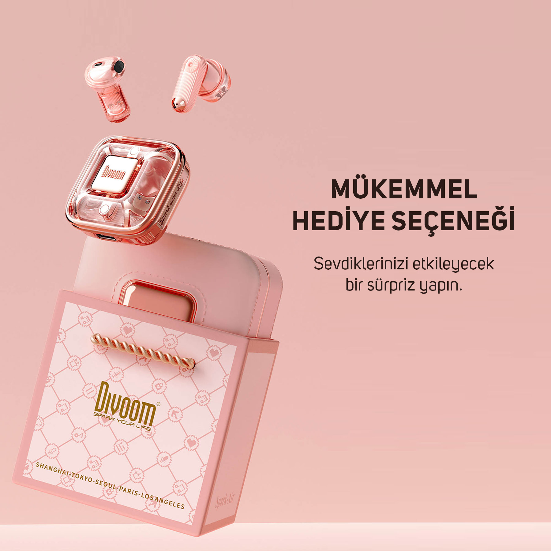 Pembe kablosuz kulaklık ve şarj kutusu, pembe arka plan üzerinde Türkçe metin.