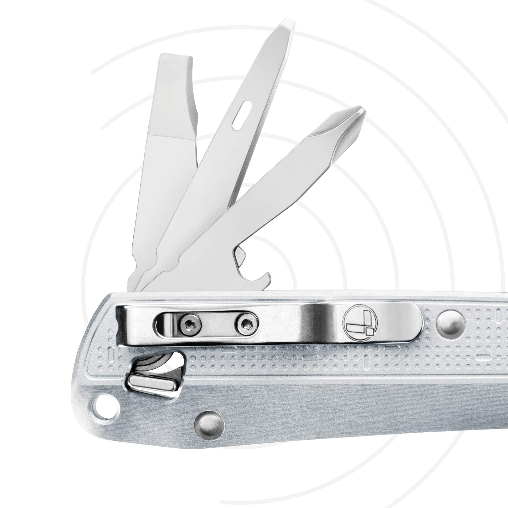 Ein silbernes Multitool mit geöffneten Werkzeugen auf weißem Hintergrund.