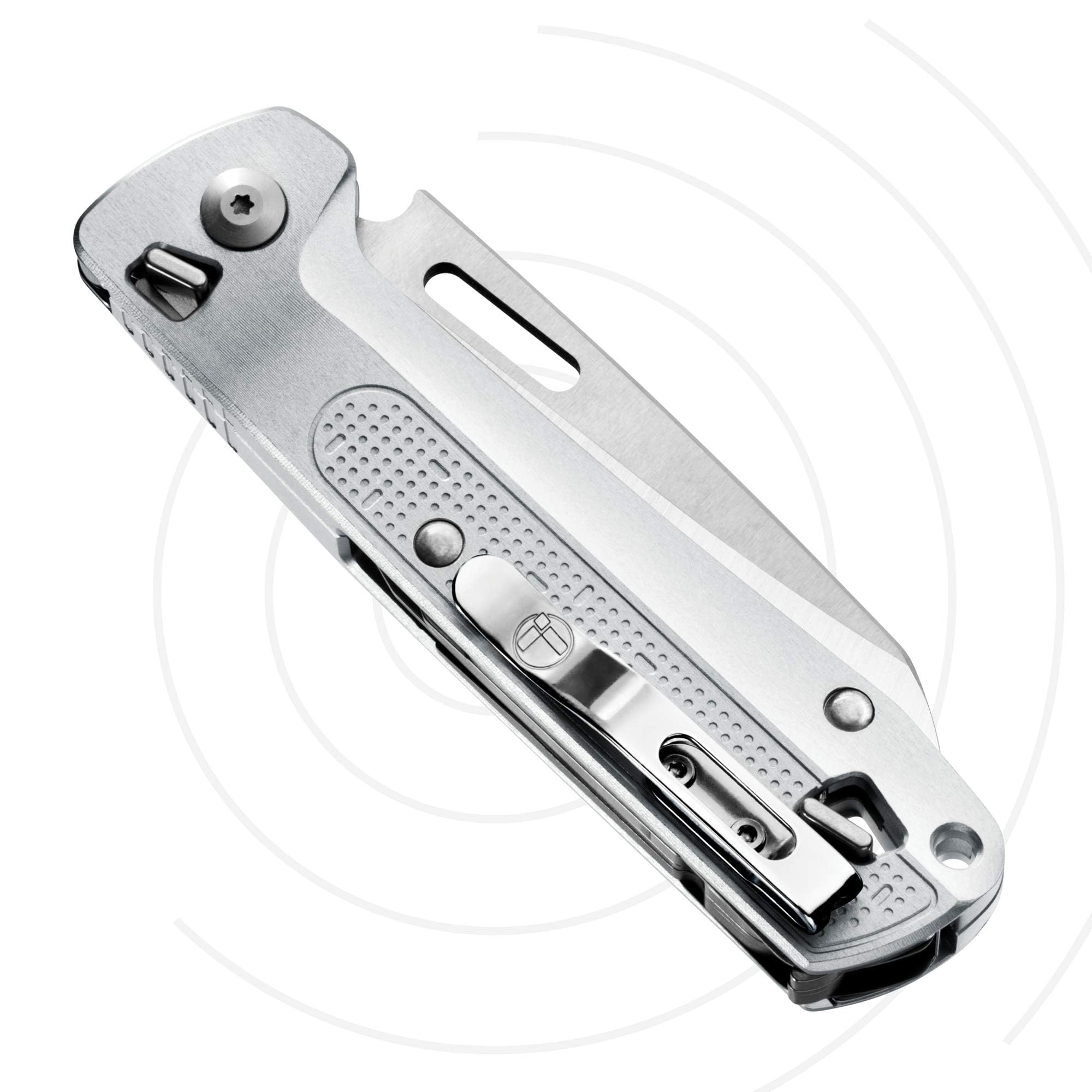 Ein silbernes Klappmesser mit silbernem Clip und Schrauben auf weißem Grund.