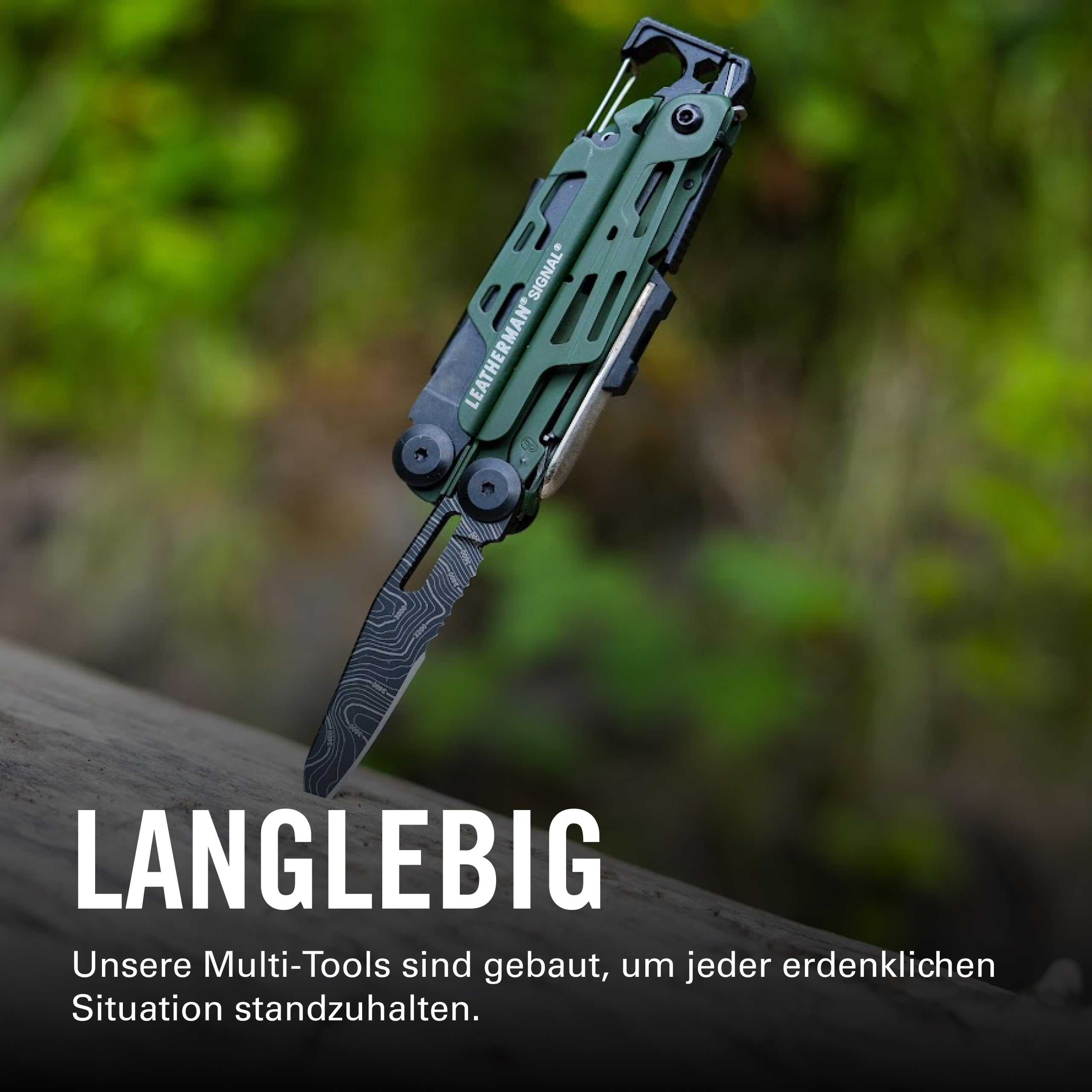 Ein grünes Leatherman Signal Multitool liegt auf einem Baumstamm.