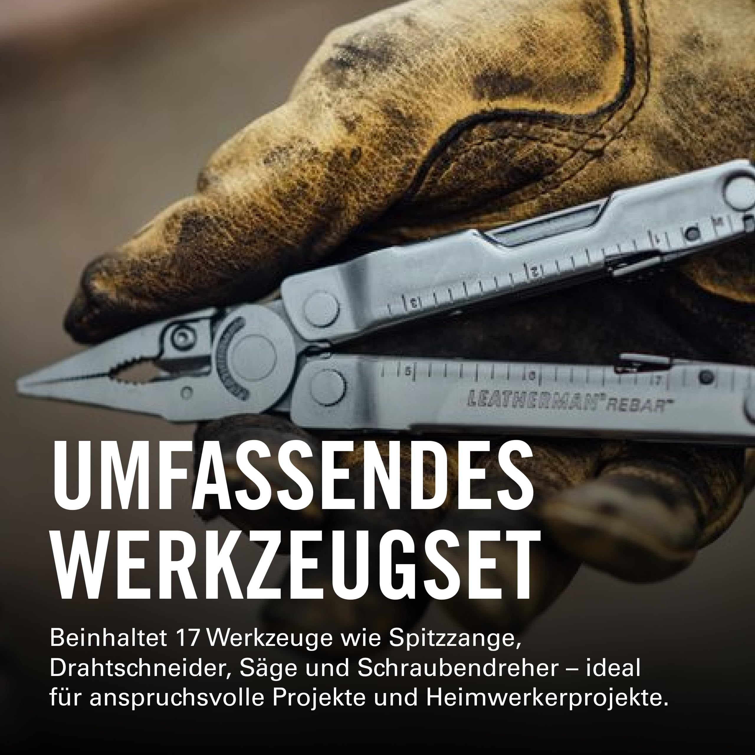 Ein Leatherman Rebar Werkzeugset wird von einer Hand in einem braunen Handschuh gehalten.