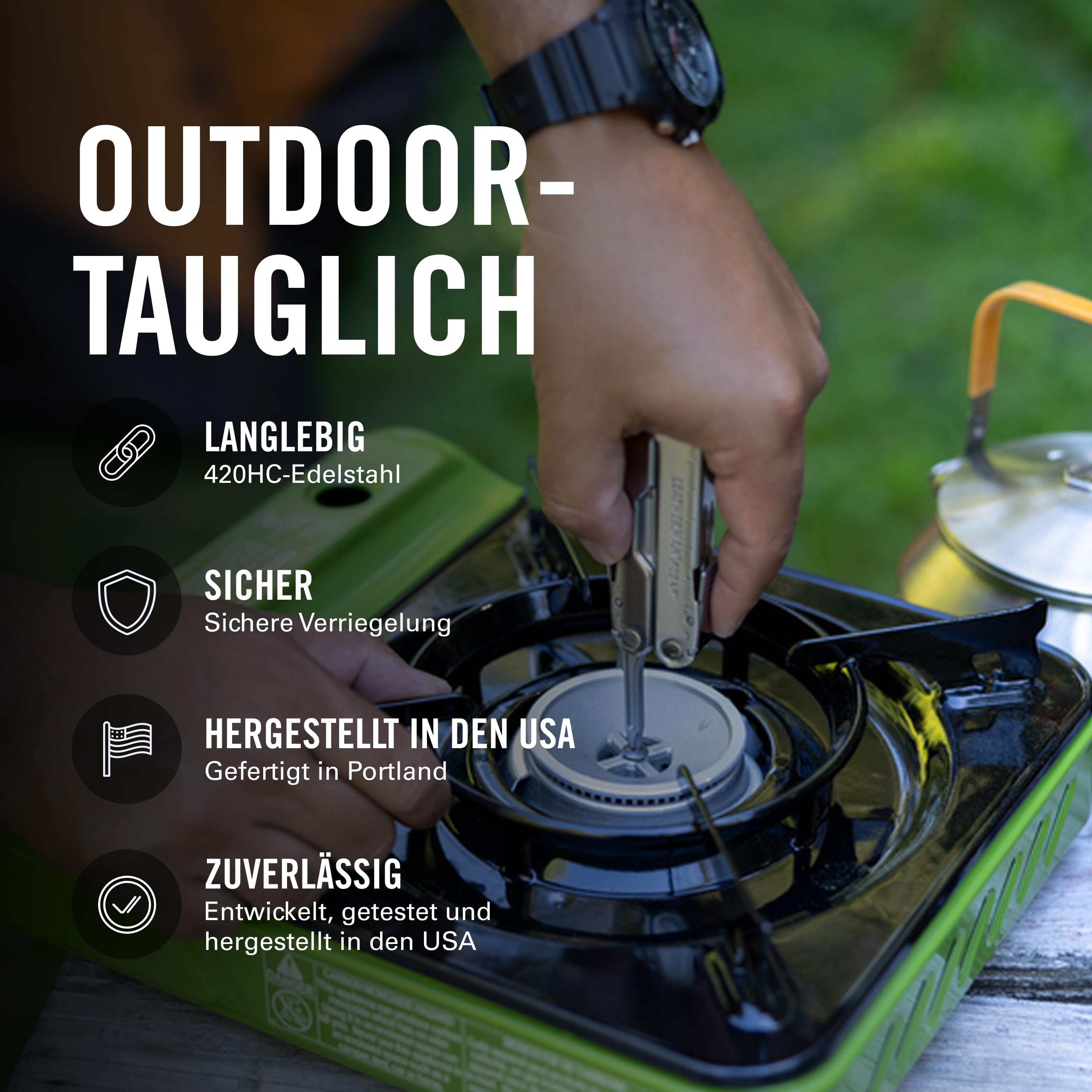 Eine Hand benutzt ein Multitool, um einen Campingkocher zu reparieren.