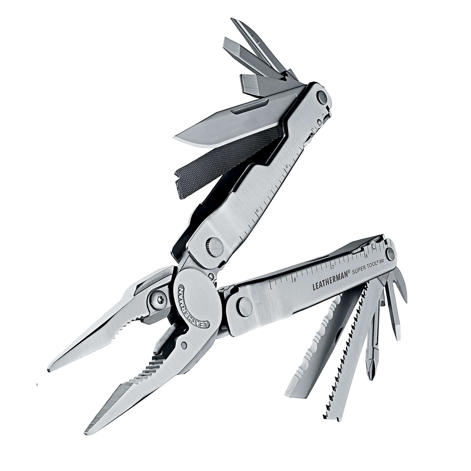 Ein silbernes Leatherman Super Tool 300 Multitool mit geöffneten Zangen, Messer und Säge.