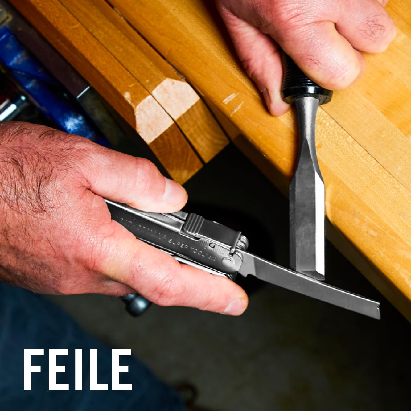 Hände bearbeiten Holz mit einem Meißel und einem Werkzeug. Feile steht groß im Vordergrund.