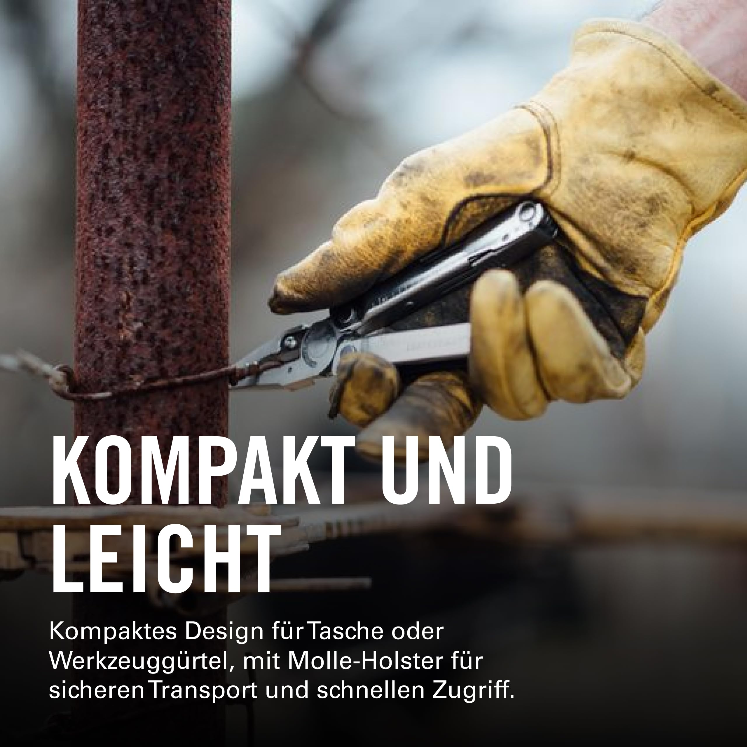 Hand mit gelbem Handschuh hält Multitool neben rostigem Pfosten.