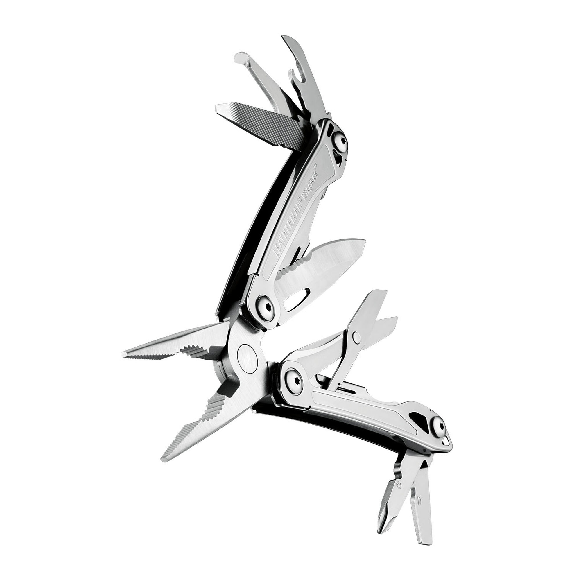 Ein silbernes Multitool mit geöffneten Zangen, Klinge und Schere auf weißem Hintergrund.