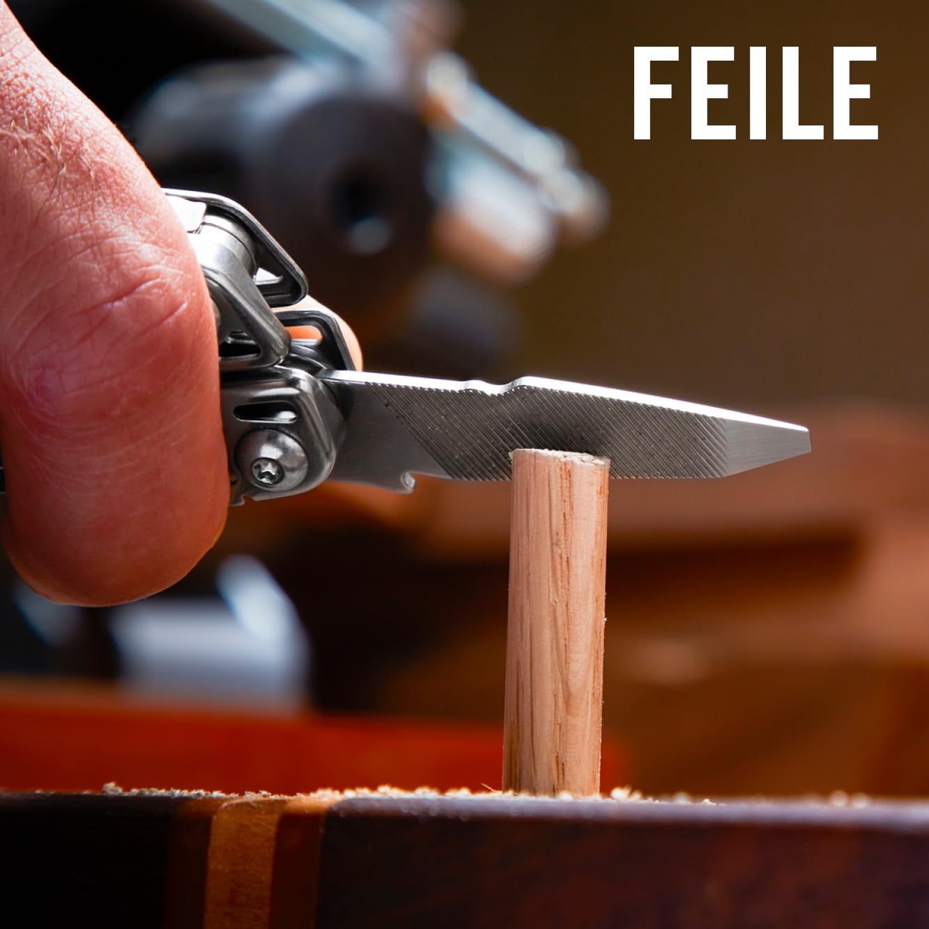 Eine Hand benutzt eine Feile, um einen Holzdübel zu formen.