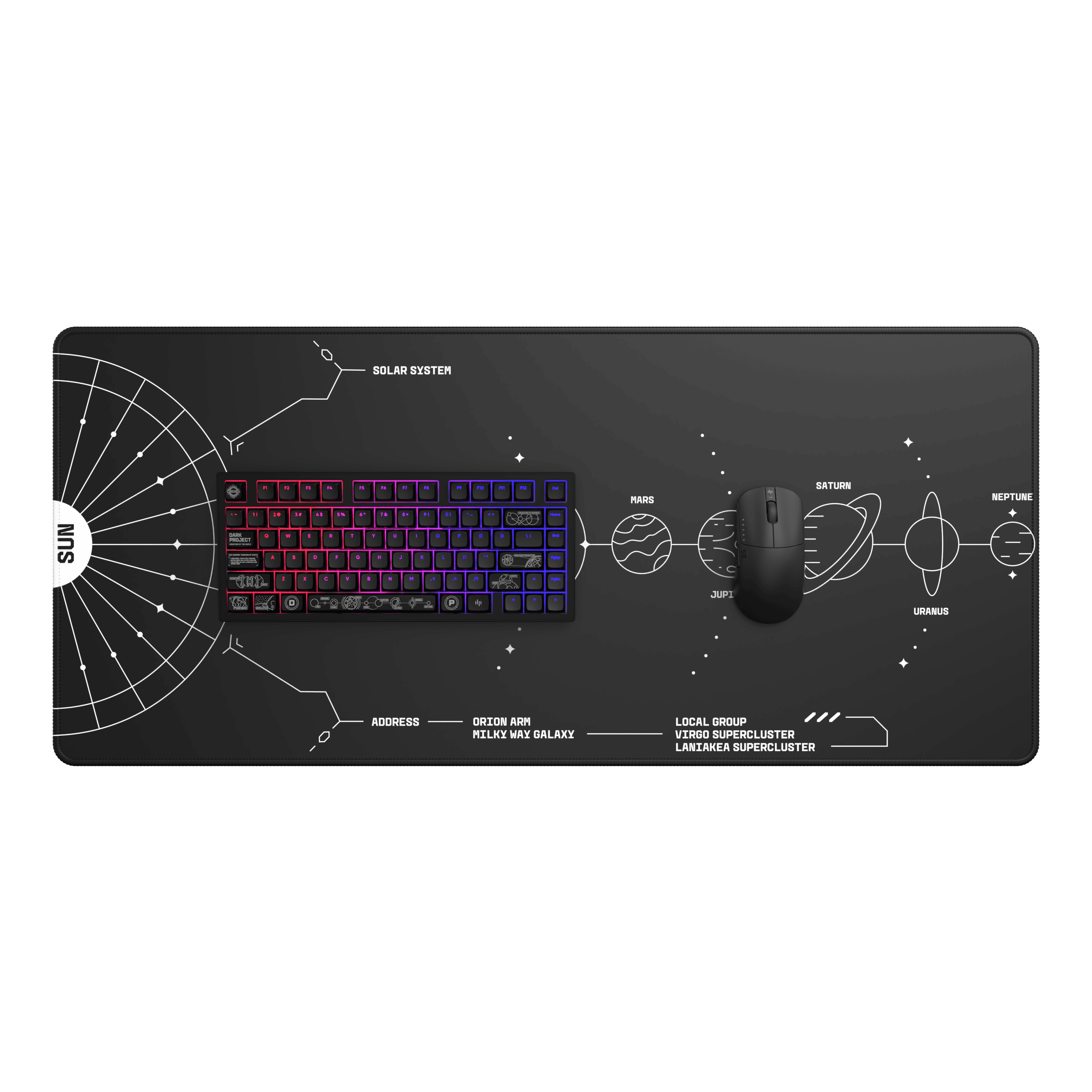 Eine schwarze Mauspad mit Sternbildern, Planeten und einer Tastatur.