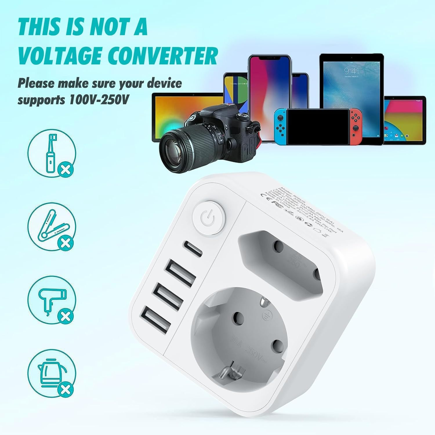 Ein weißer Reiseadapter mit USB-Anschlüssen und Steckdosen. Smartphones und eine Kamera im Hintergrund.