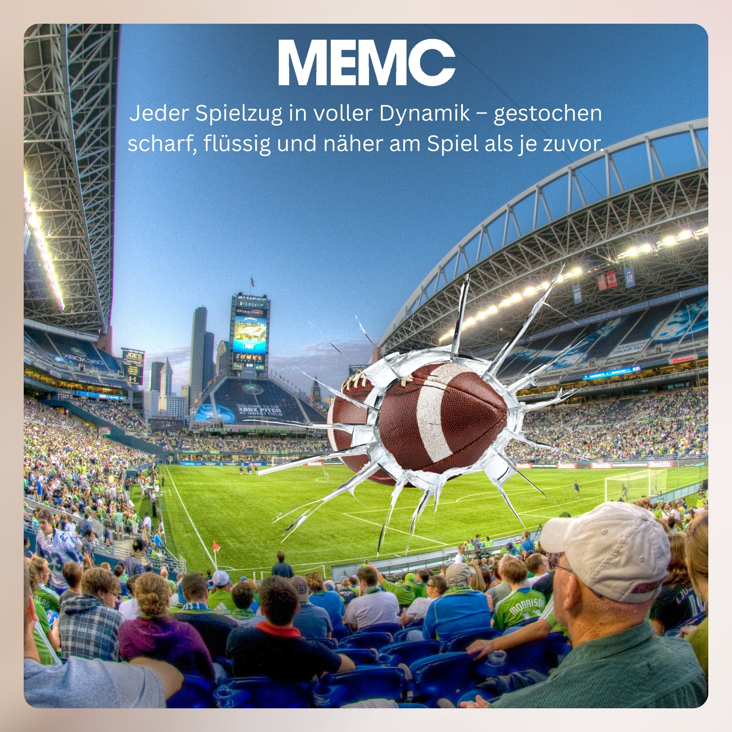 Ein Football durchbricht eine Glasscheibe auf einem belebten Stadionrasen.