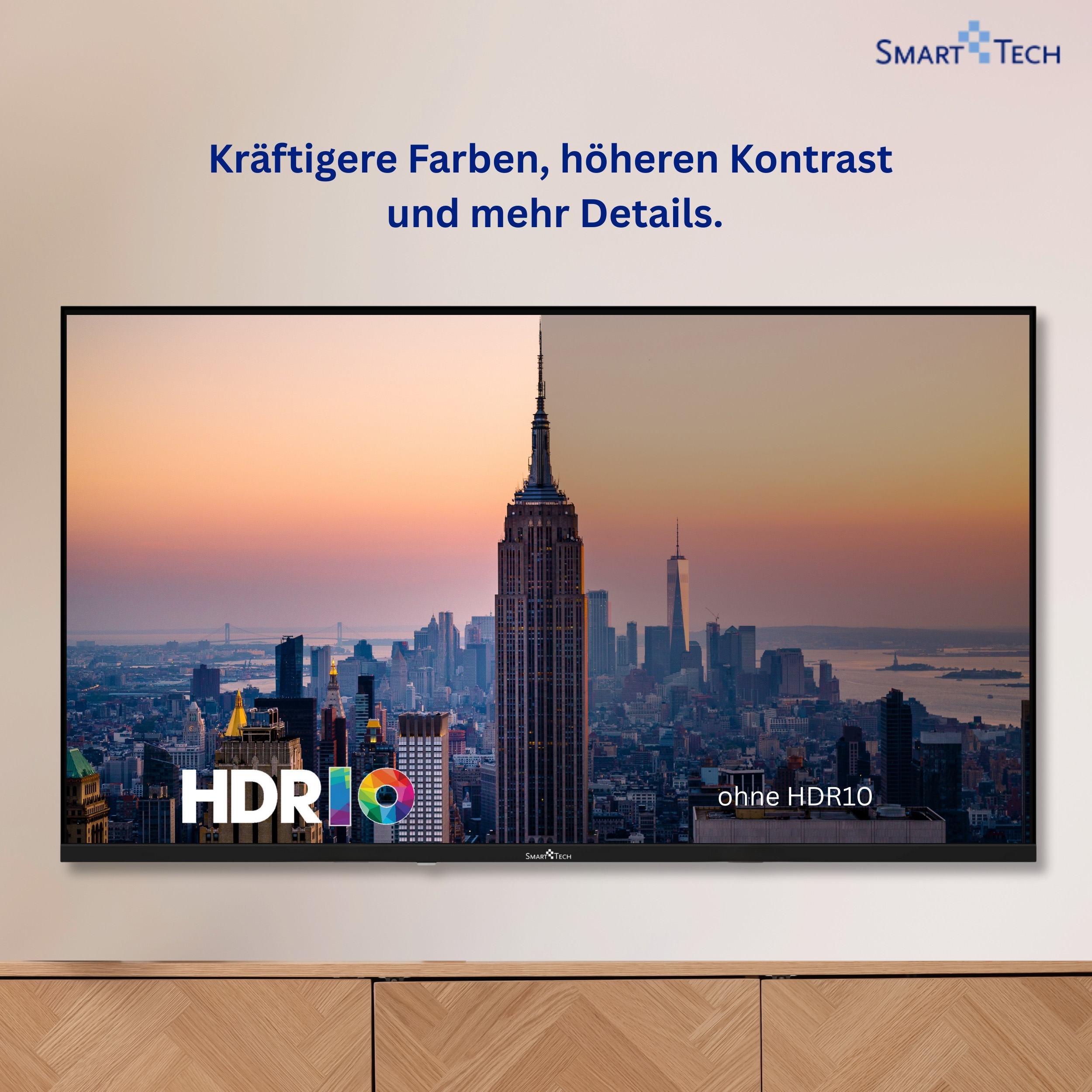 Ein Fernseher zeigt eine Skyline mit dem Empire State Building im Abendlicht.