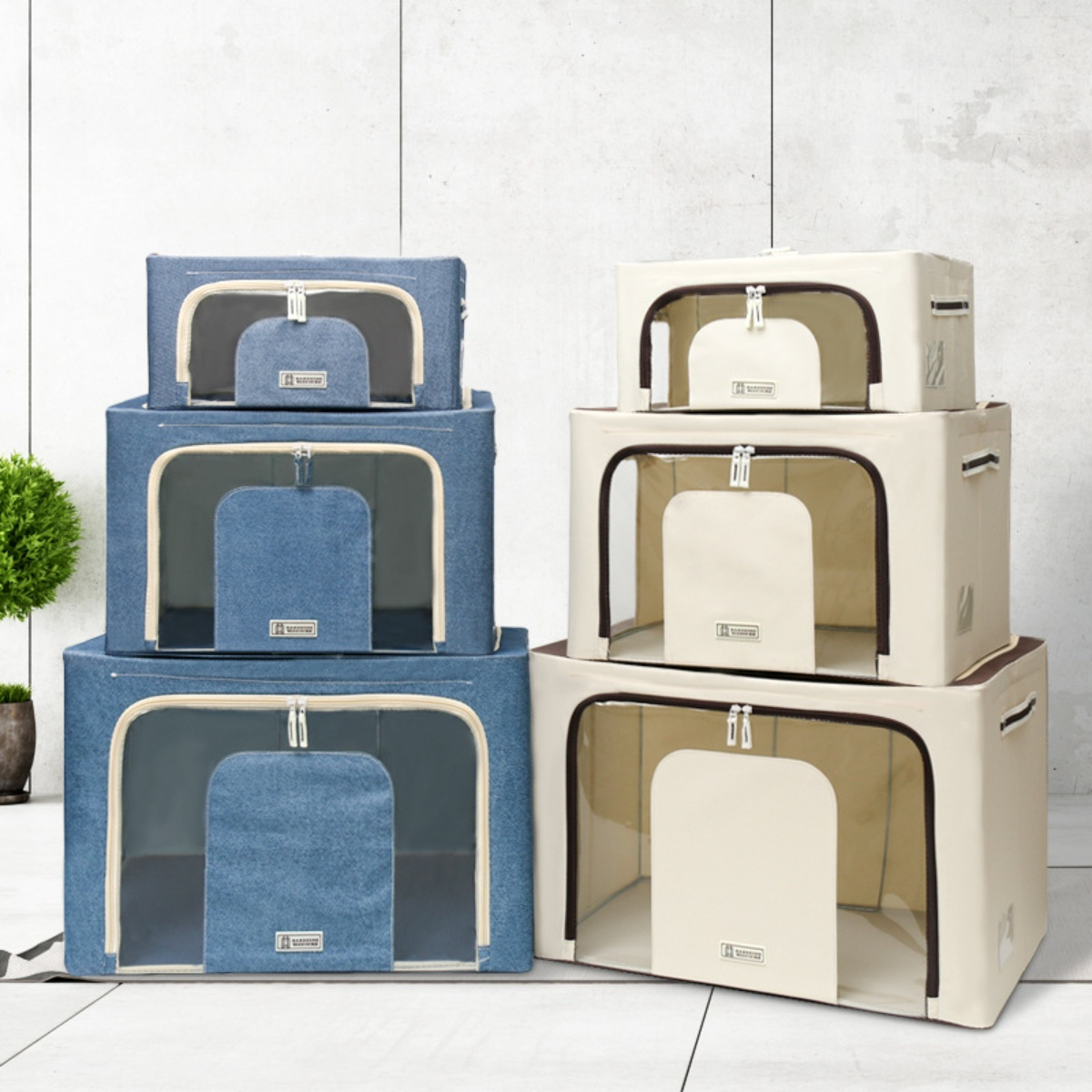 Sechs Stoff-Aufbewahrungsboxen mit Fenstern, blau und beige, gestapelt.