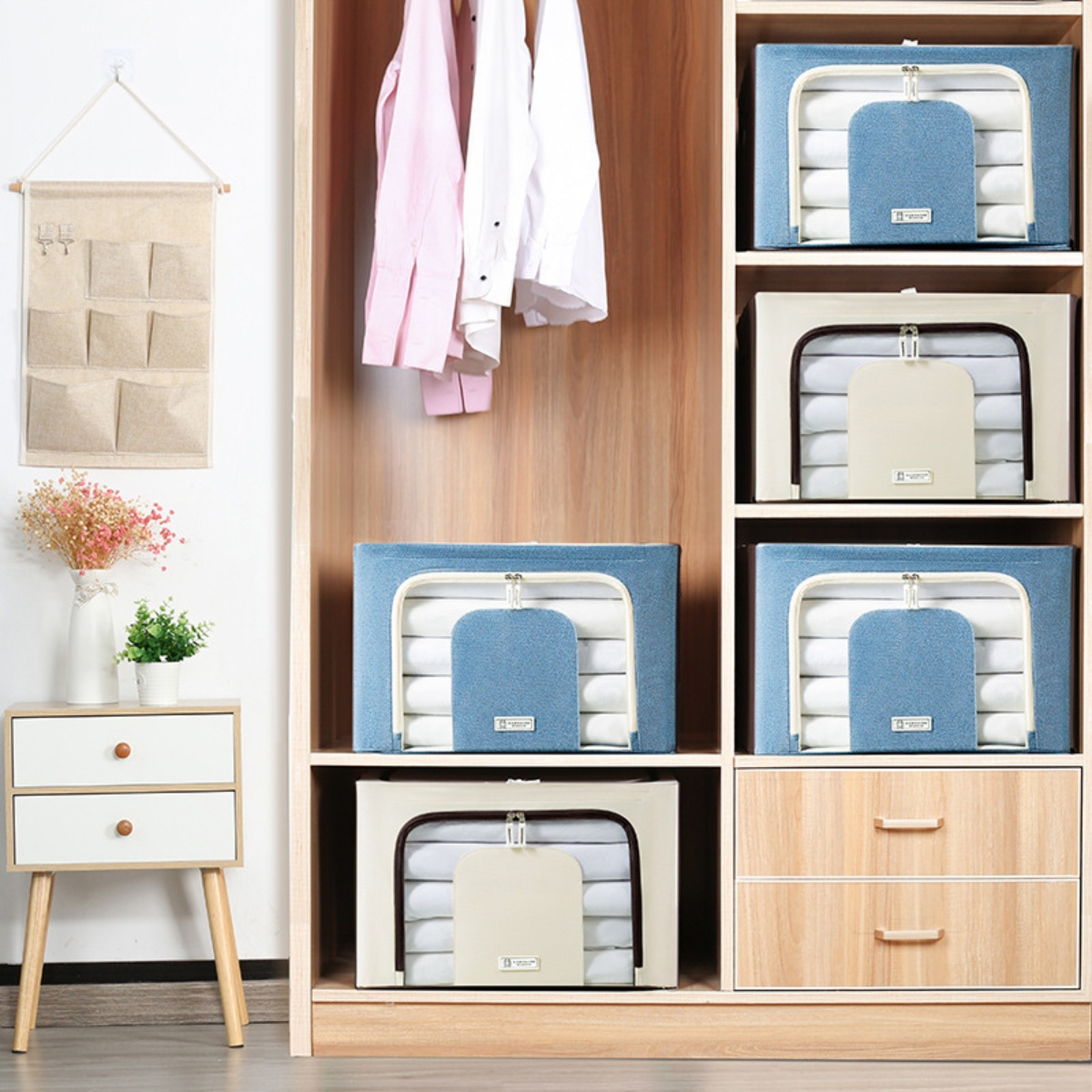Kleiderschrank mit Organizer-Boxen, Hemden, Schubladen und Wandaufbewahrung.