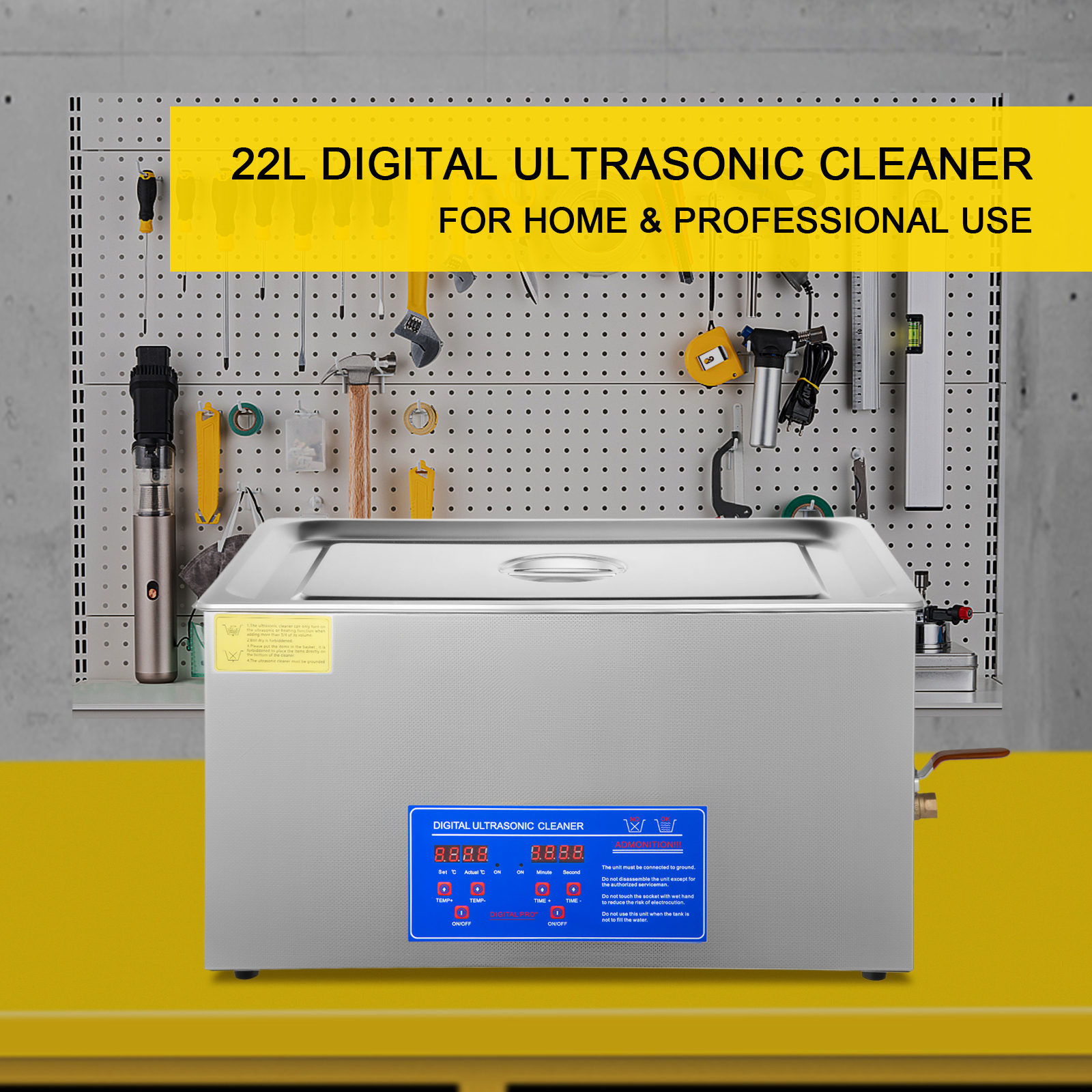 Un limpiador ultrasónico plateado con pantalla digital frente a una pared de herramientas.