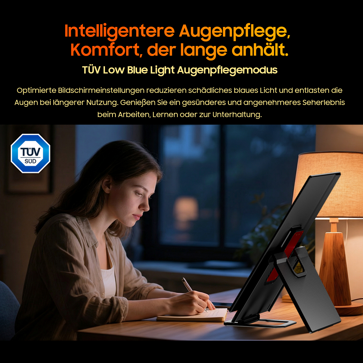 Frau schreibt Notizen im Dunkeln, ein Monitor mit TÜV-Siegel steht daneben.