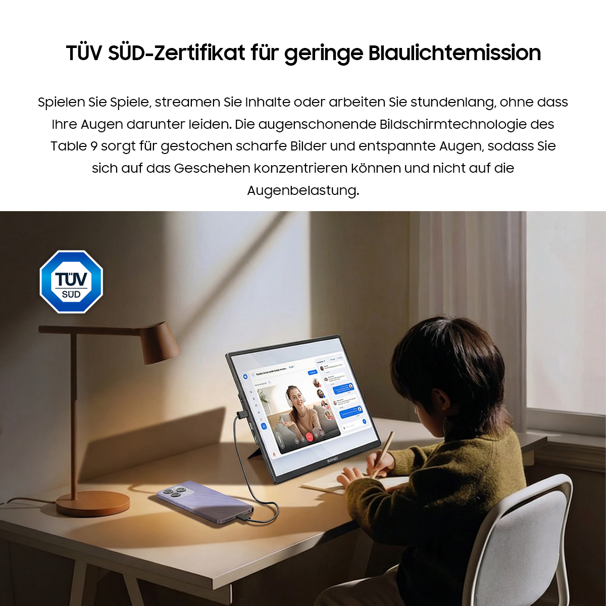 Ein Kind sitzt am Schreibtisch und schreibt, ein Laptop zeigt ein Videochatfenster.