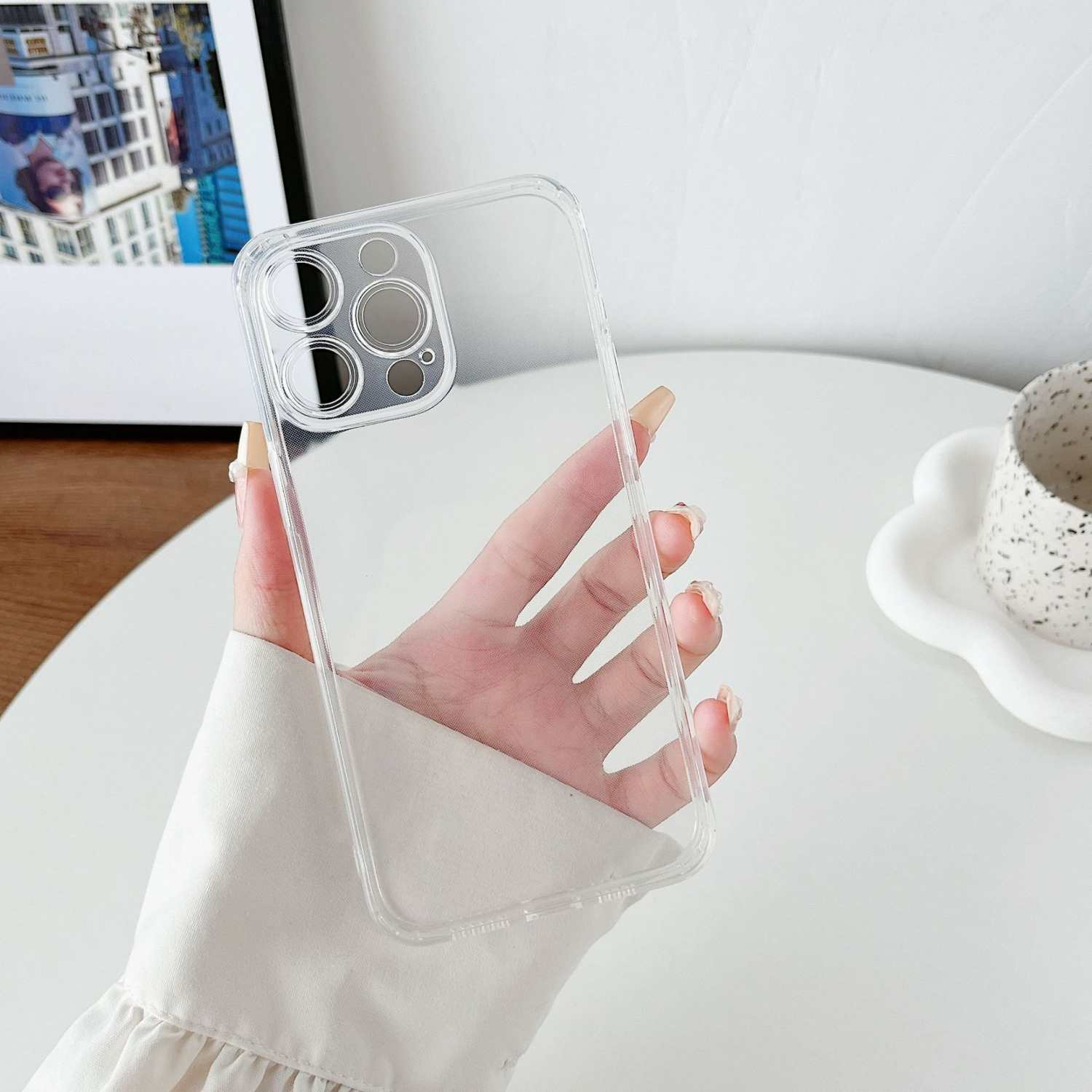 Klare Handyhülle für iPhone-Kamera auf weißem Tisch.