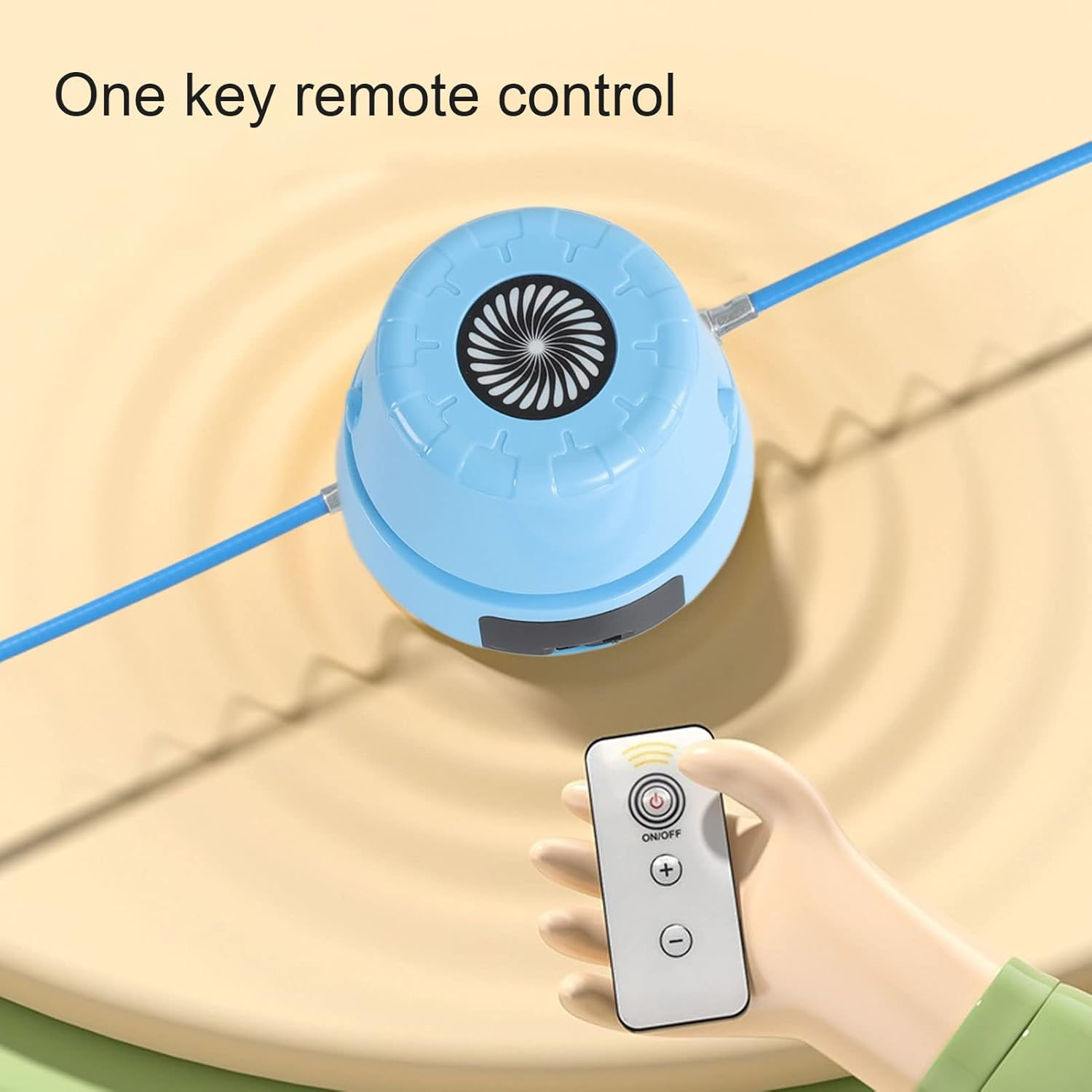 Blaue Fernbedienung steuert einen Schnurlose Sprungseil-Timer mit Schnur.