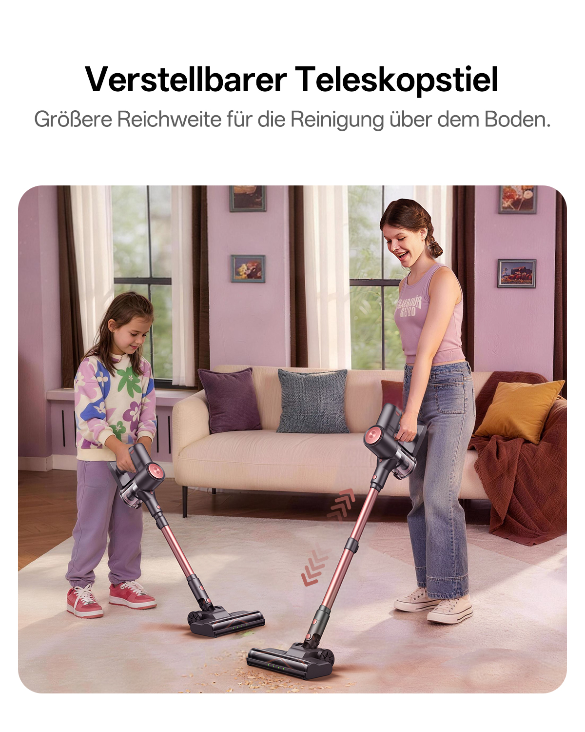 Zwei Personen reinigen Teppich mit Staubsaugern in einem Wohnzimmer.
