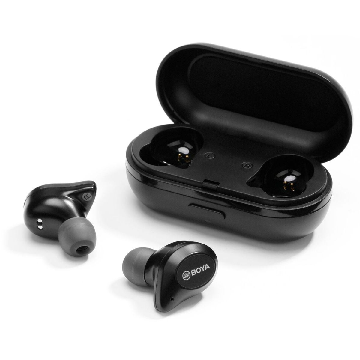 Auriculares inalámbricos negros y estuche de carga sobre fondo blanco.