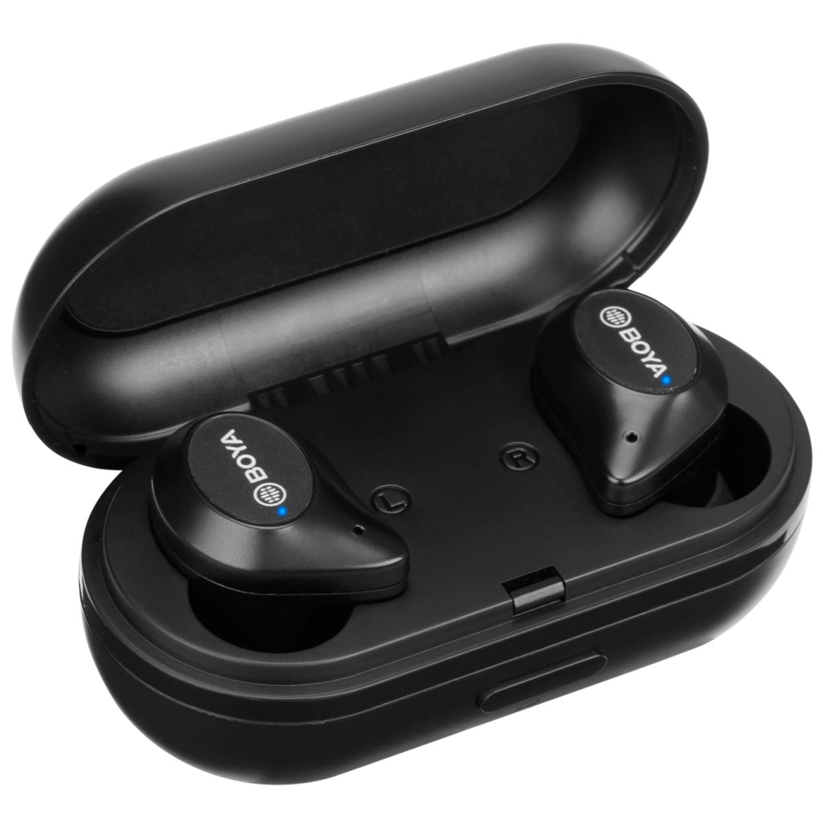 Auriculares negros BOYA y estuche de carga abierto. Un auricular en el estuche, otro al lado.