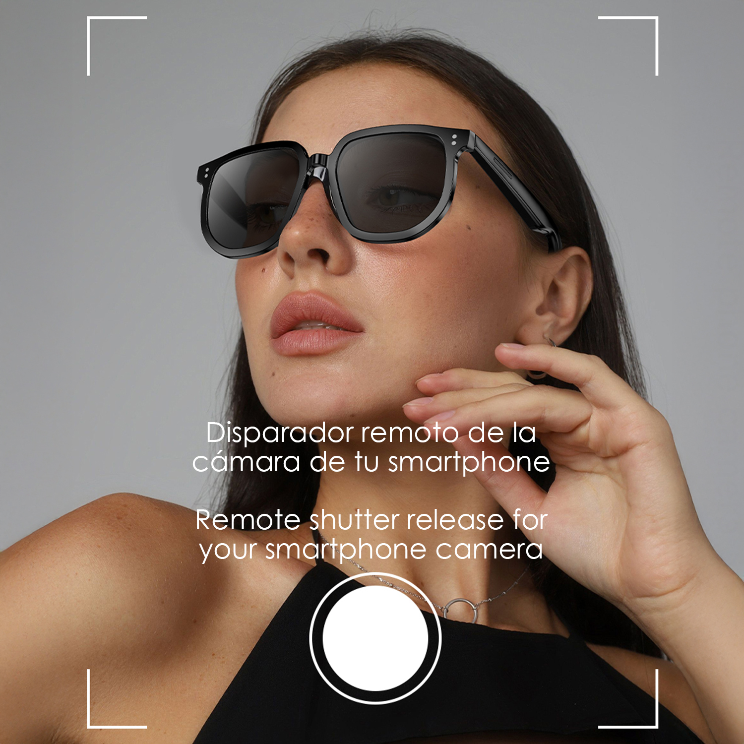 Donna con occhiali da sole e gioielli. Testo sullo scatto remoto per smartphone.