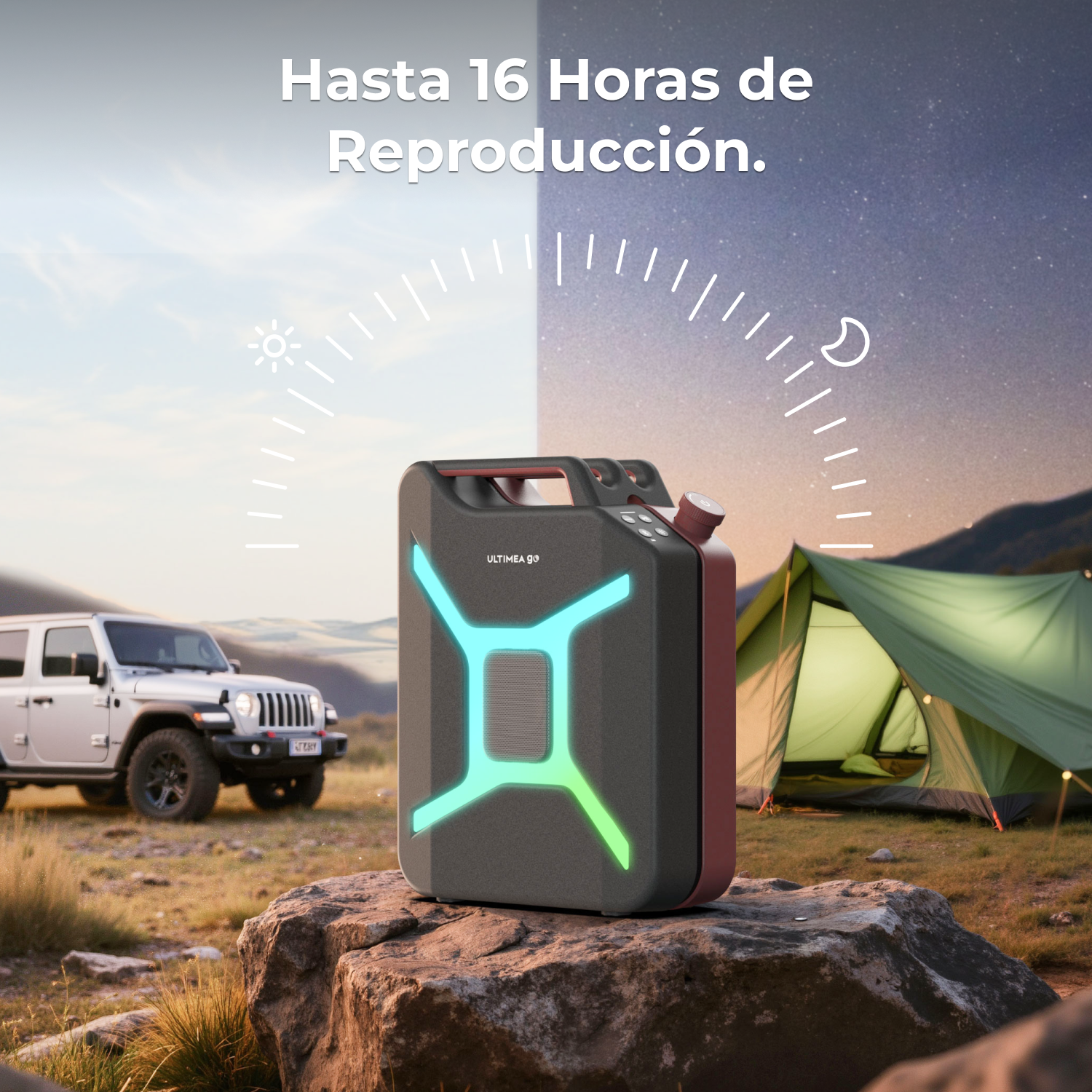Un altavoz portátil parecido a un bidón de gasolina está sobre rocas, con un jeep y una tienda de campaña al fondo.