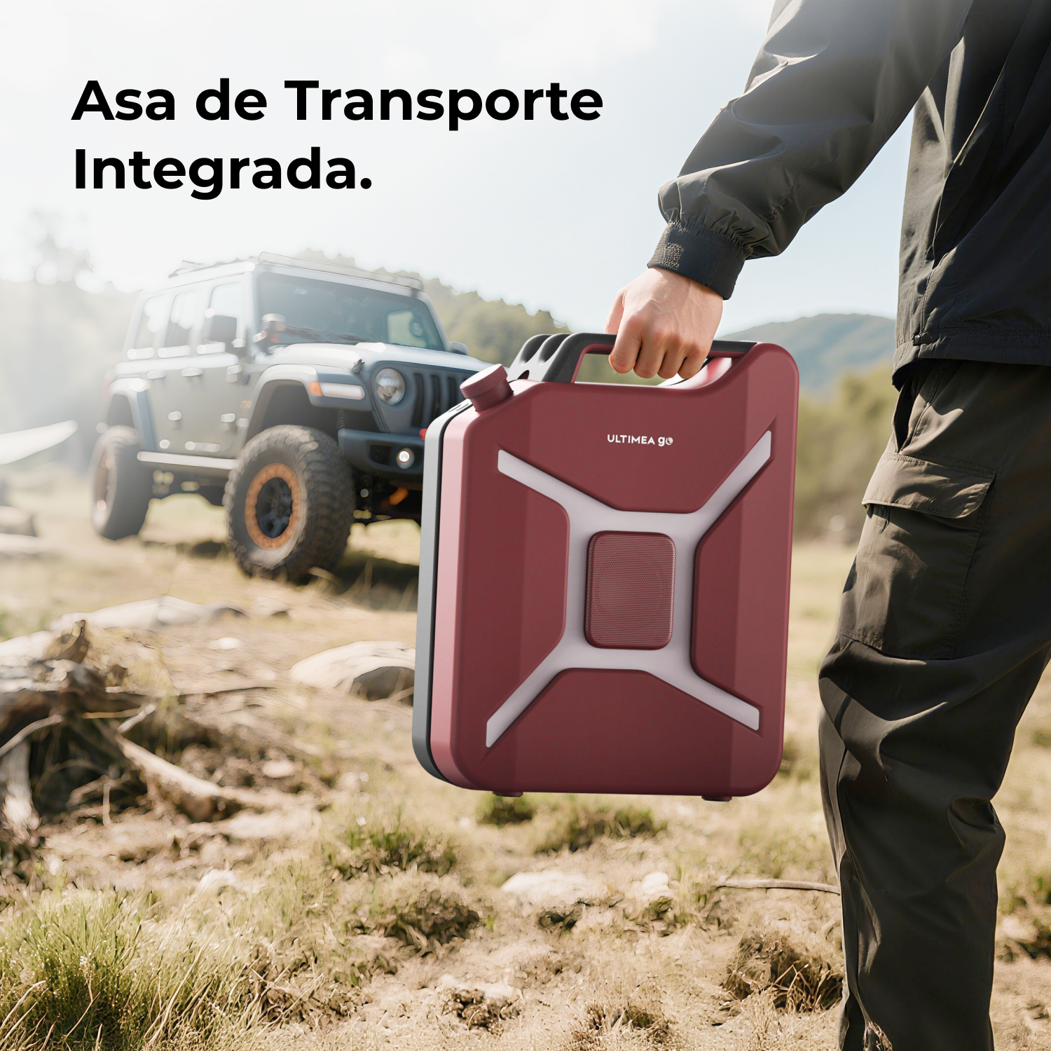 Una persona sostiene un bidón rojo delante de un Jeep al aire libre.
