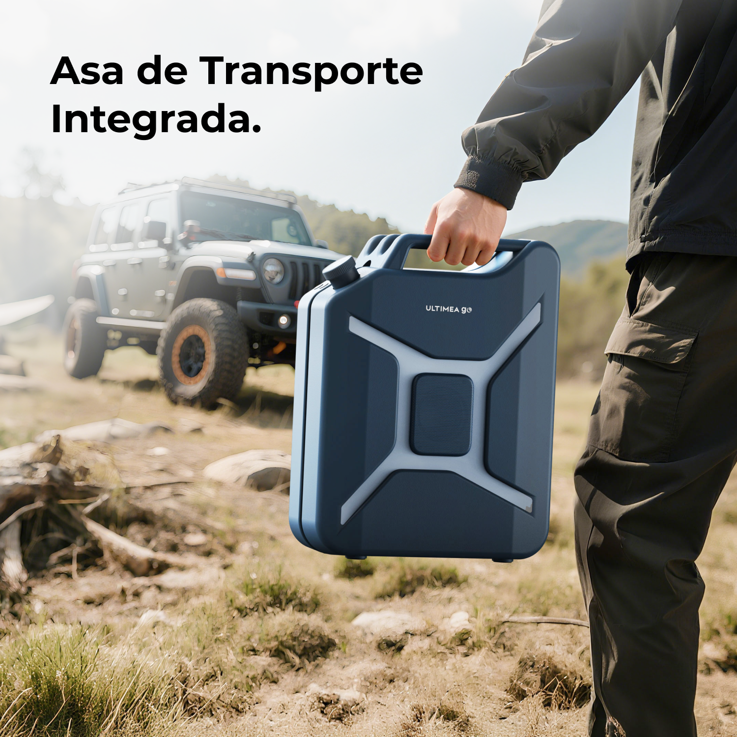 Una persona lleva un bidón azul oscuro con asa integrada. Un jeep está al fondo.