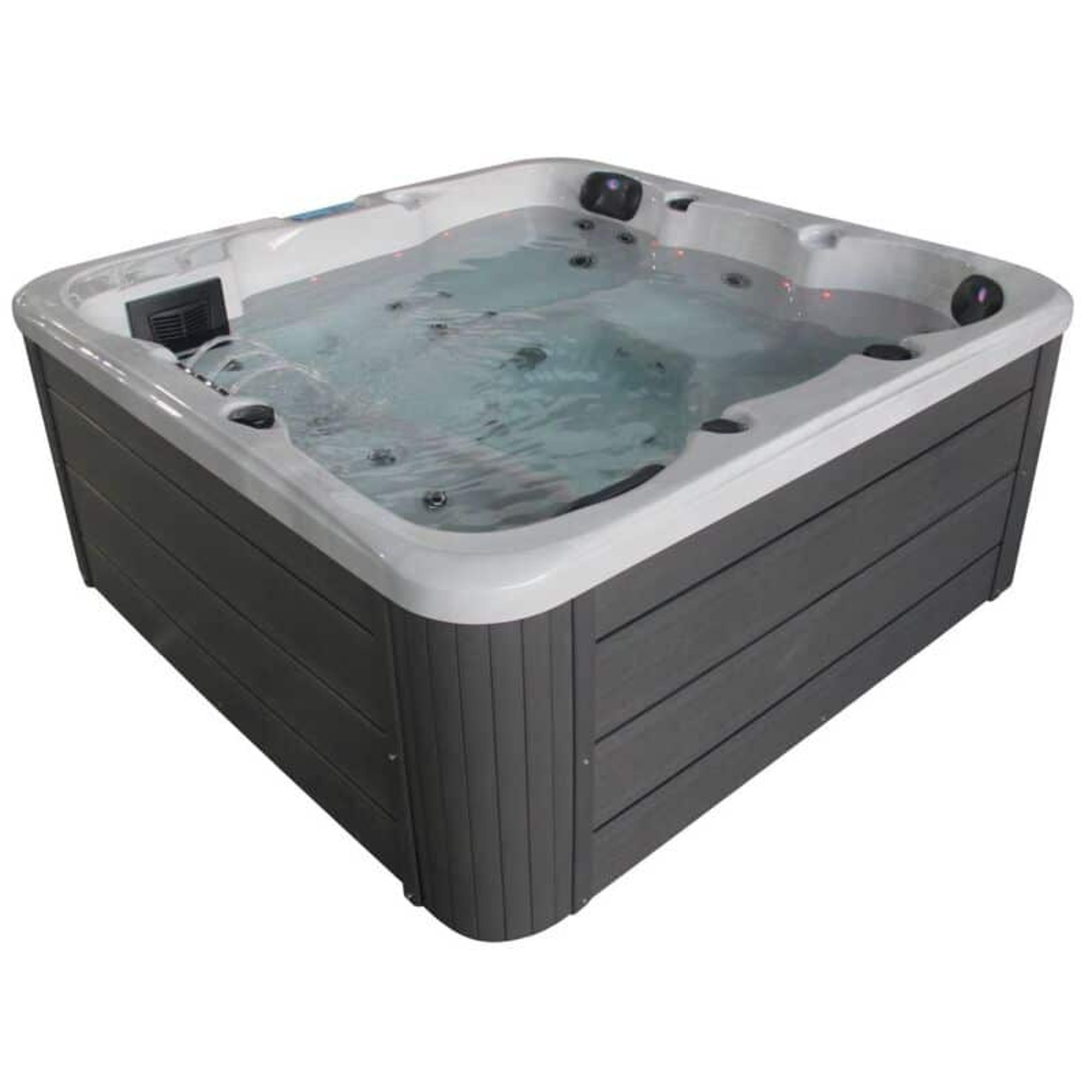 Un jacuzzi rectangular con revestimiento oscuro y borde blanco, lleno de agua.