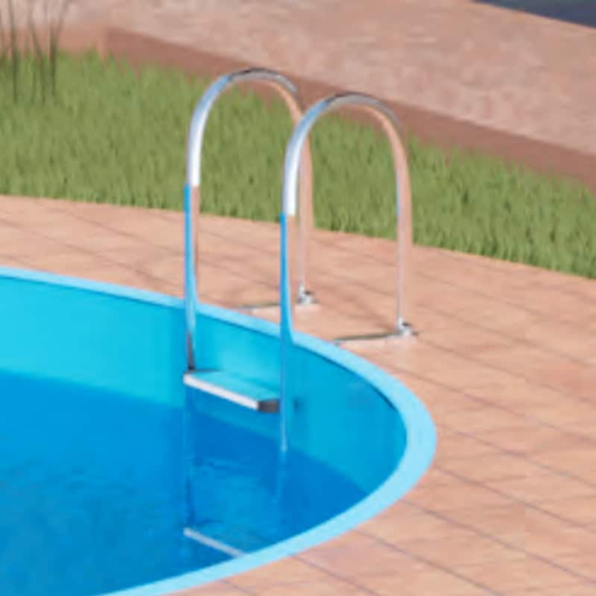 Una piscina con escalones plateados, rodeada de césped y baldosas.