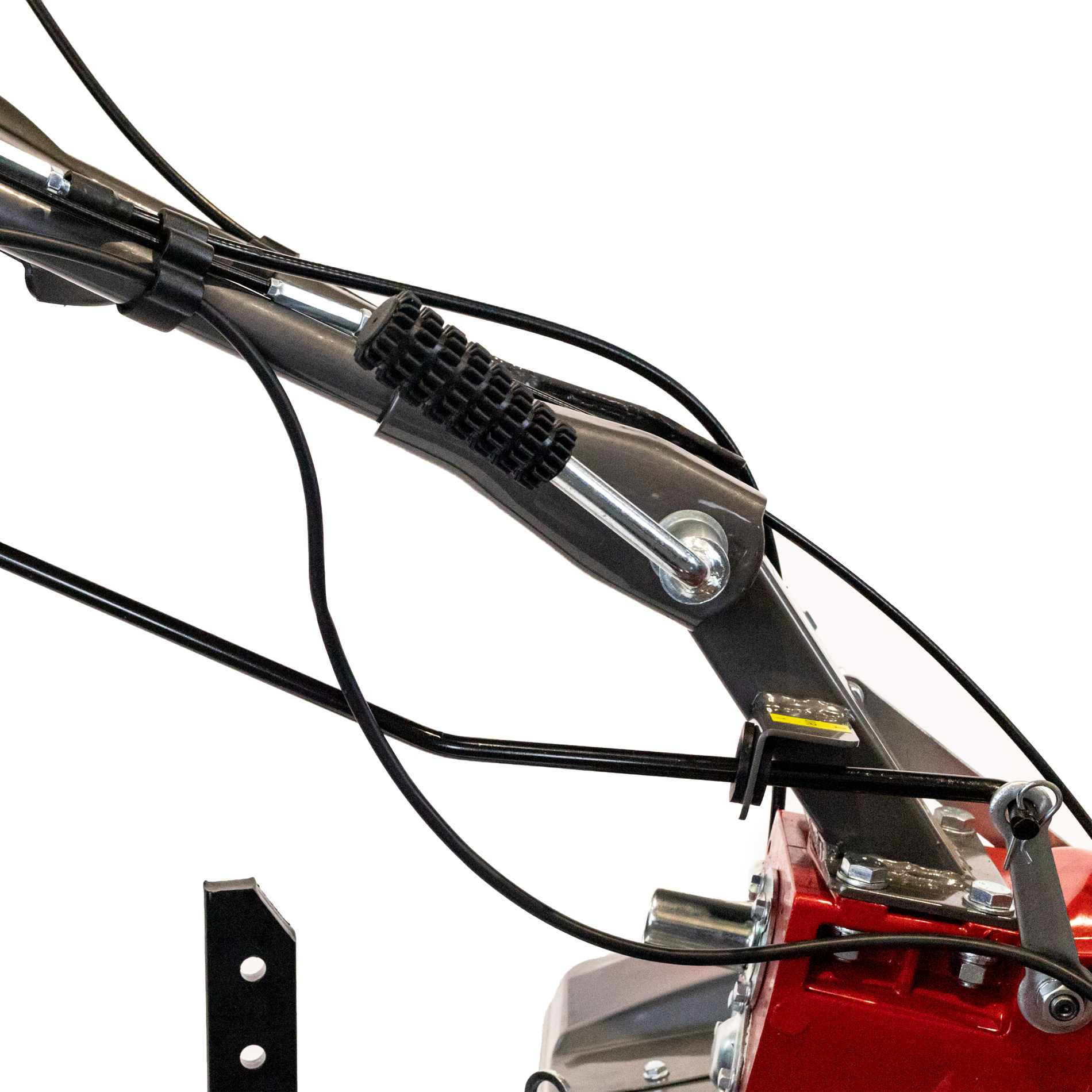 Zbliżenie czerwonego silnika z czarnymi kablami i metalową rączką.