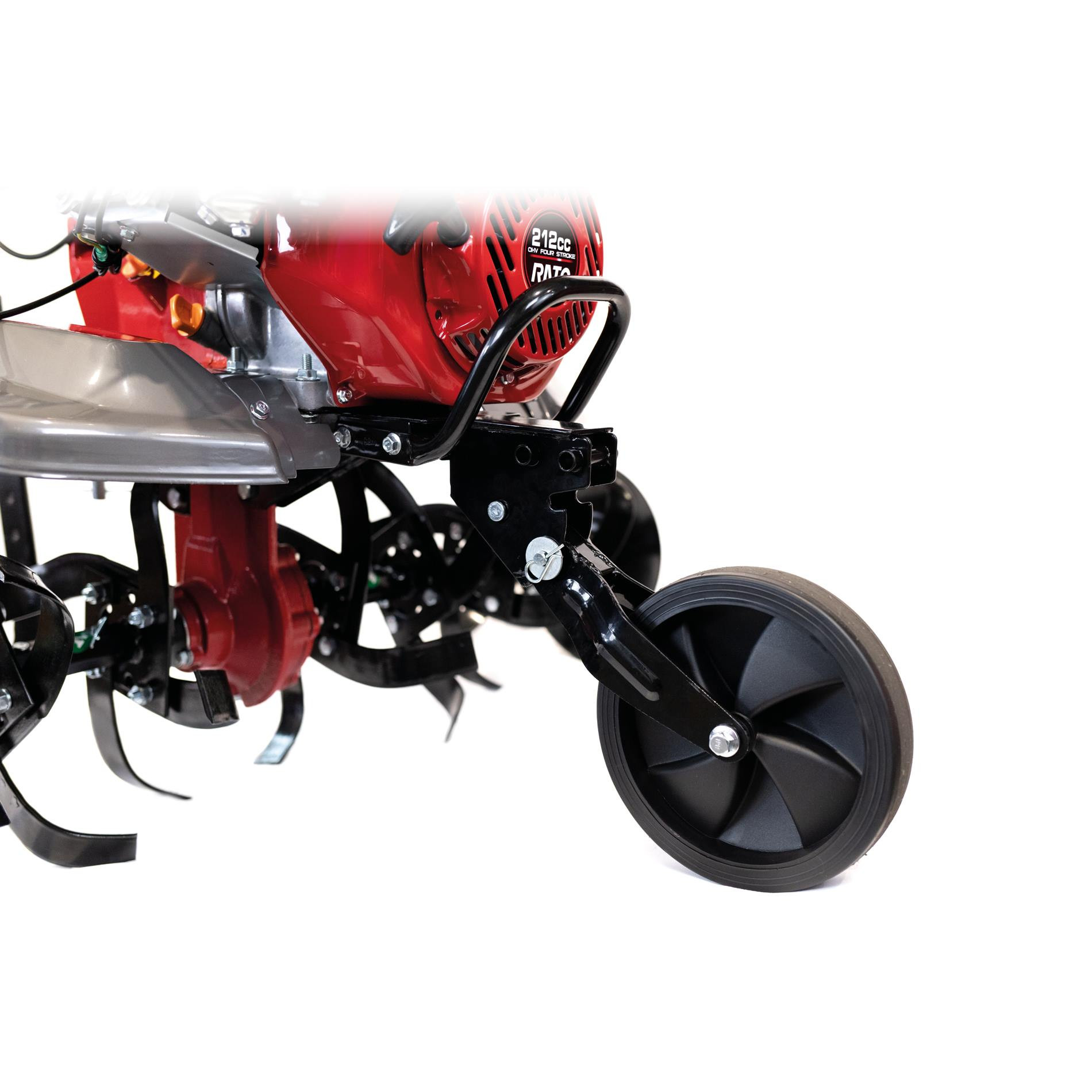 Czerwony silnik z czarną ramą i kołami, zbliżenie.