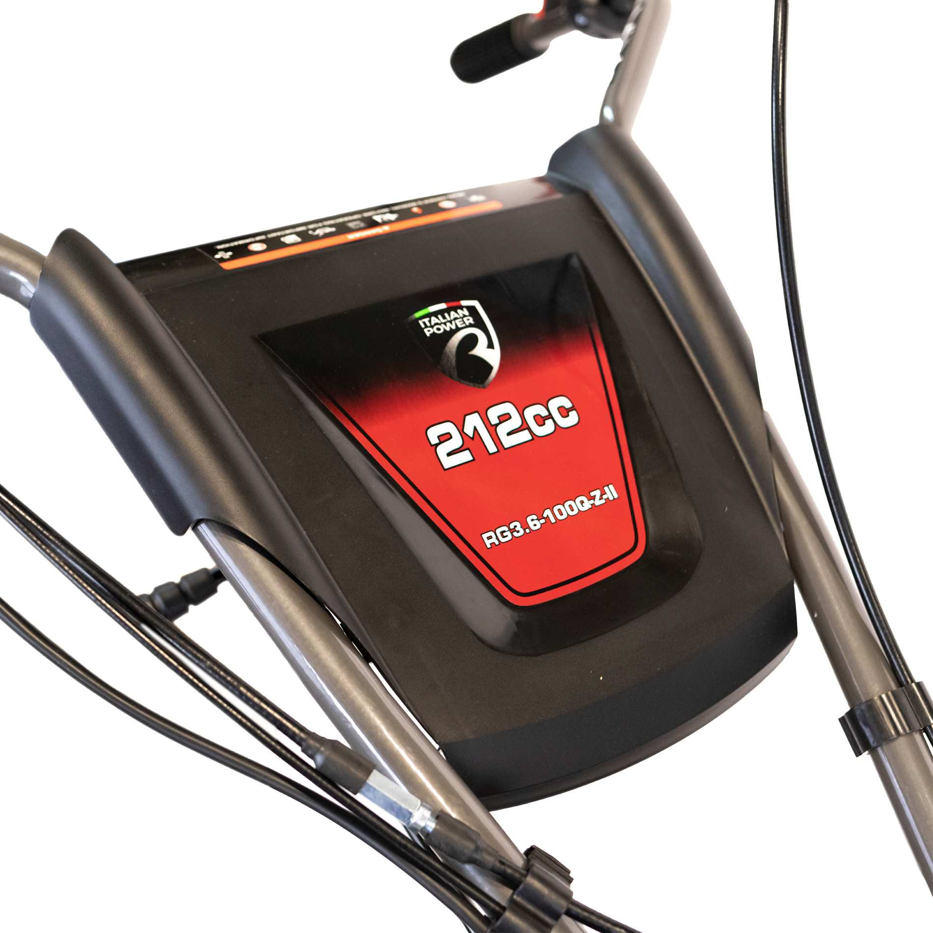 Zbliżenie czarnego silnika z czerwoną naklejką "212cc" i "ITALIAN POWER".