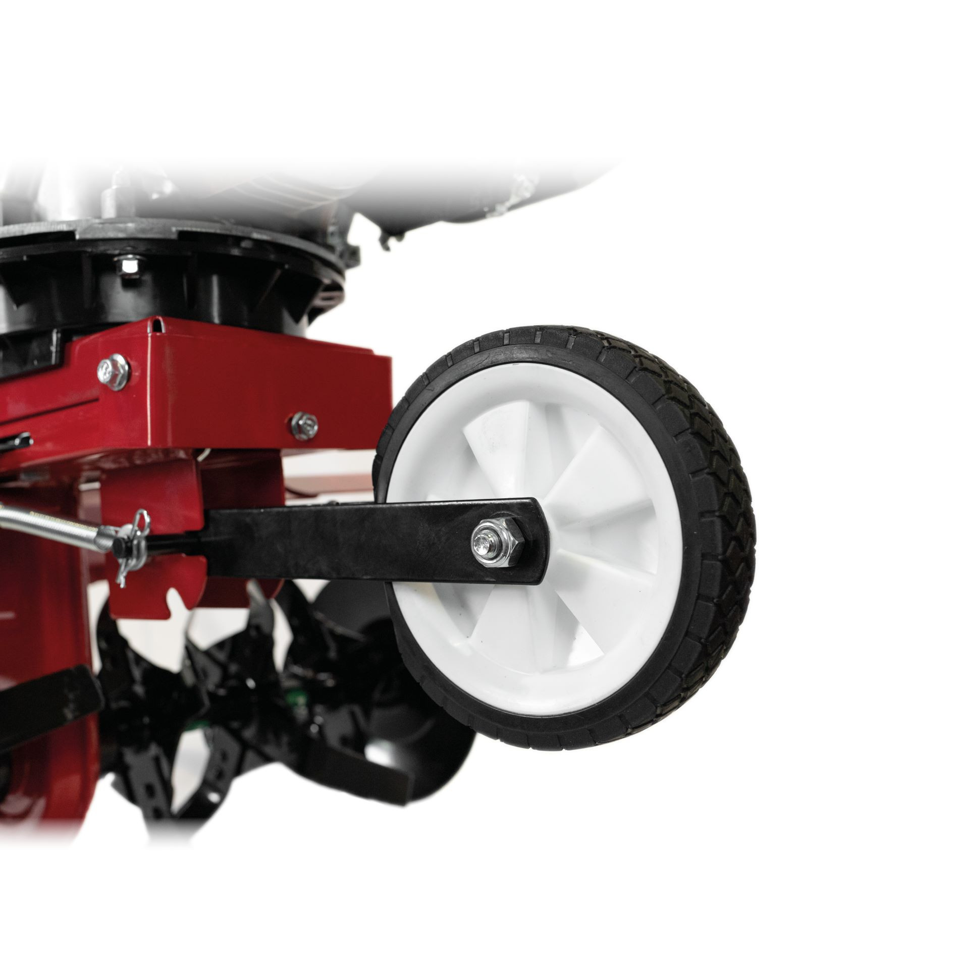 Część czerwonej maszyny z kołem i czarnymi ostrzami.