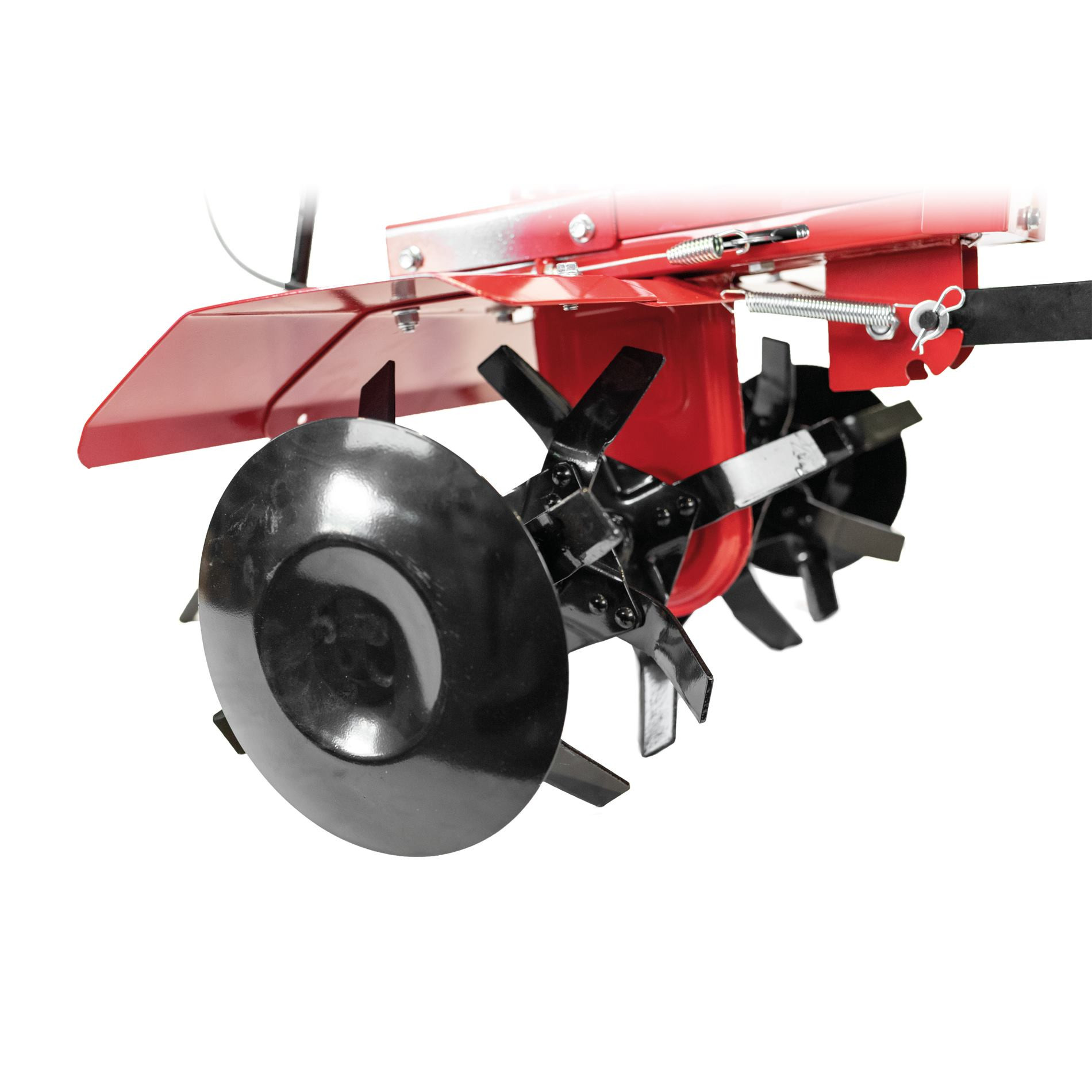 Zbliżenie czerwonego przystawki glebogryzarki z czarnymi obrotowymi nożami i osłonami.