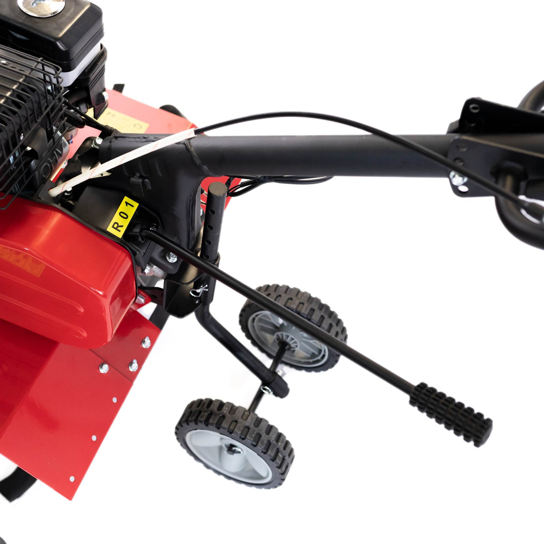 Czerwona glebogryzarka z czarnym silnikiem, uchwytem i kołami.