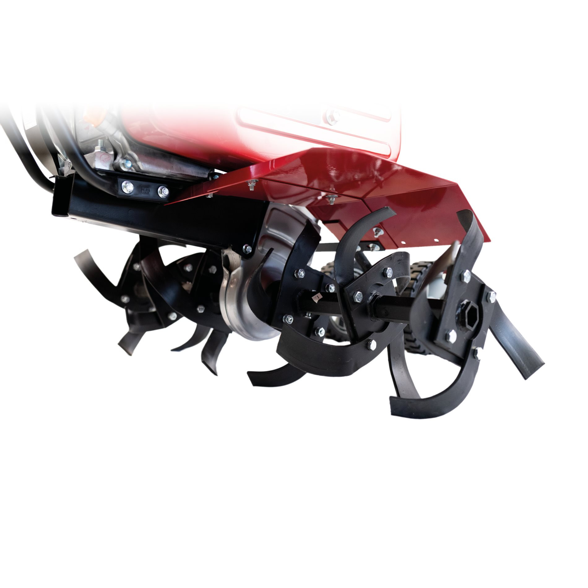 Zbliżenie czerwonego elementu glebogryzarki z czarnymi obrotowymi zębami.