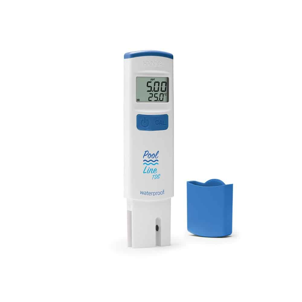 Un medidor TDS blanco con pantalla digital y tapa azul.