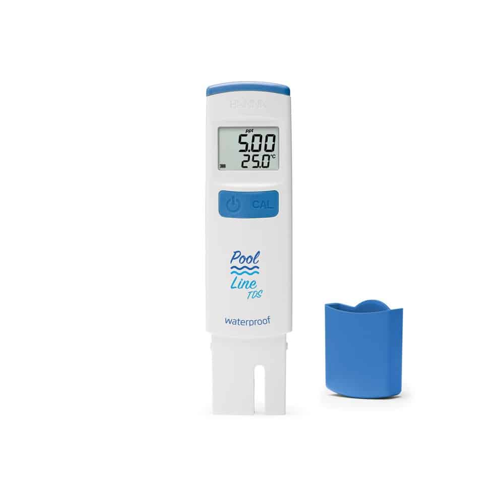 Un medidor TDS blanco con tapa azul, muestra 5.00 ppt y 25.0°C.