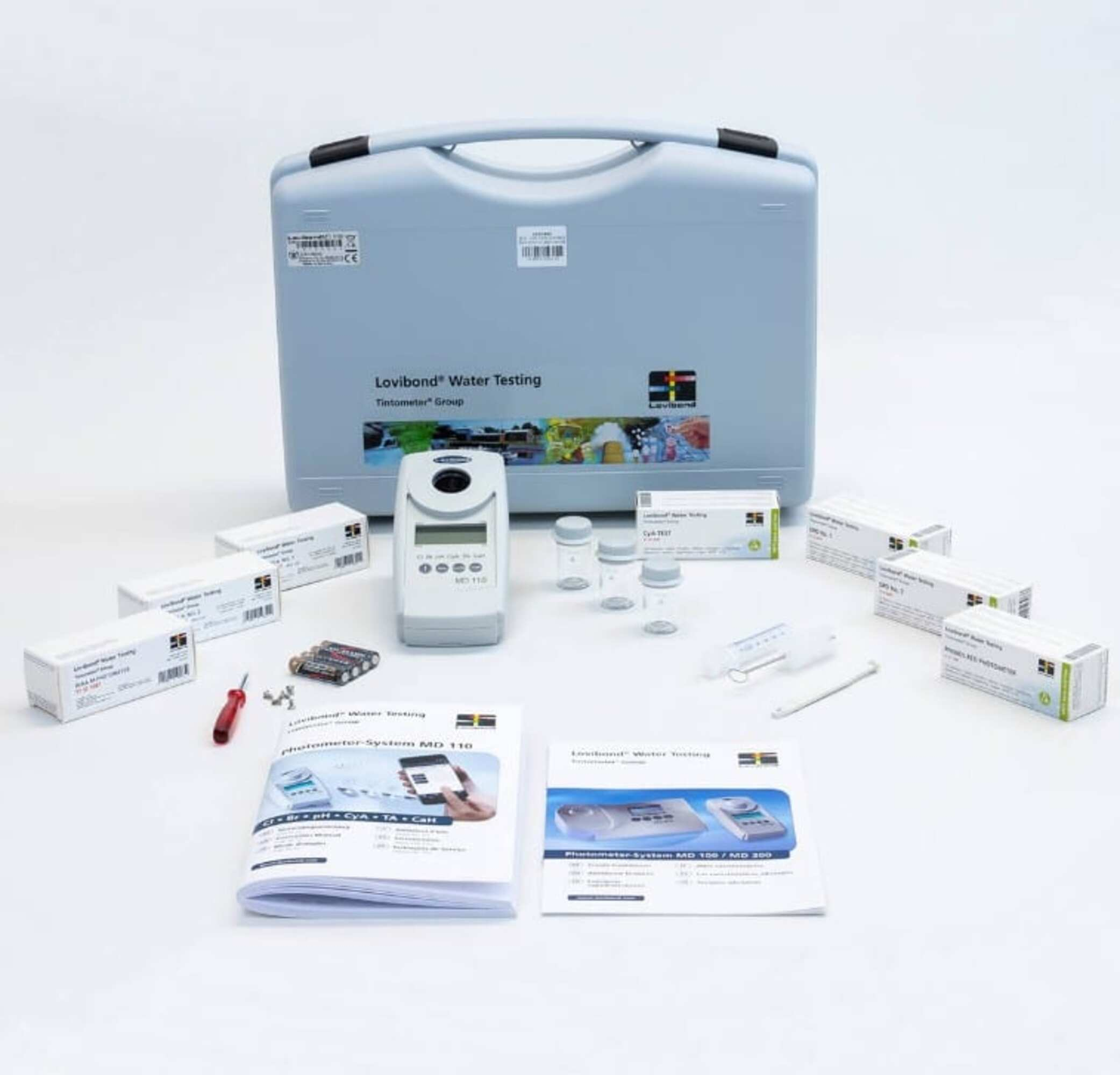 Kit de prueba de agua Lovibond con fotómetro, viales de muestra, reactivos, baterías y manuales.