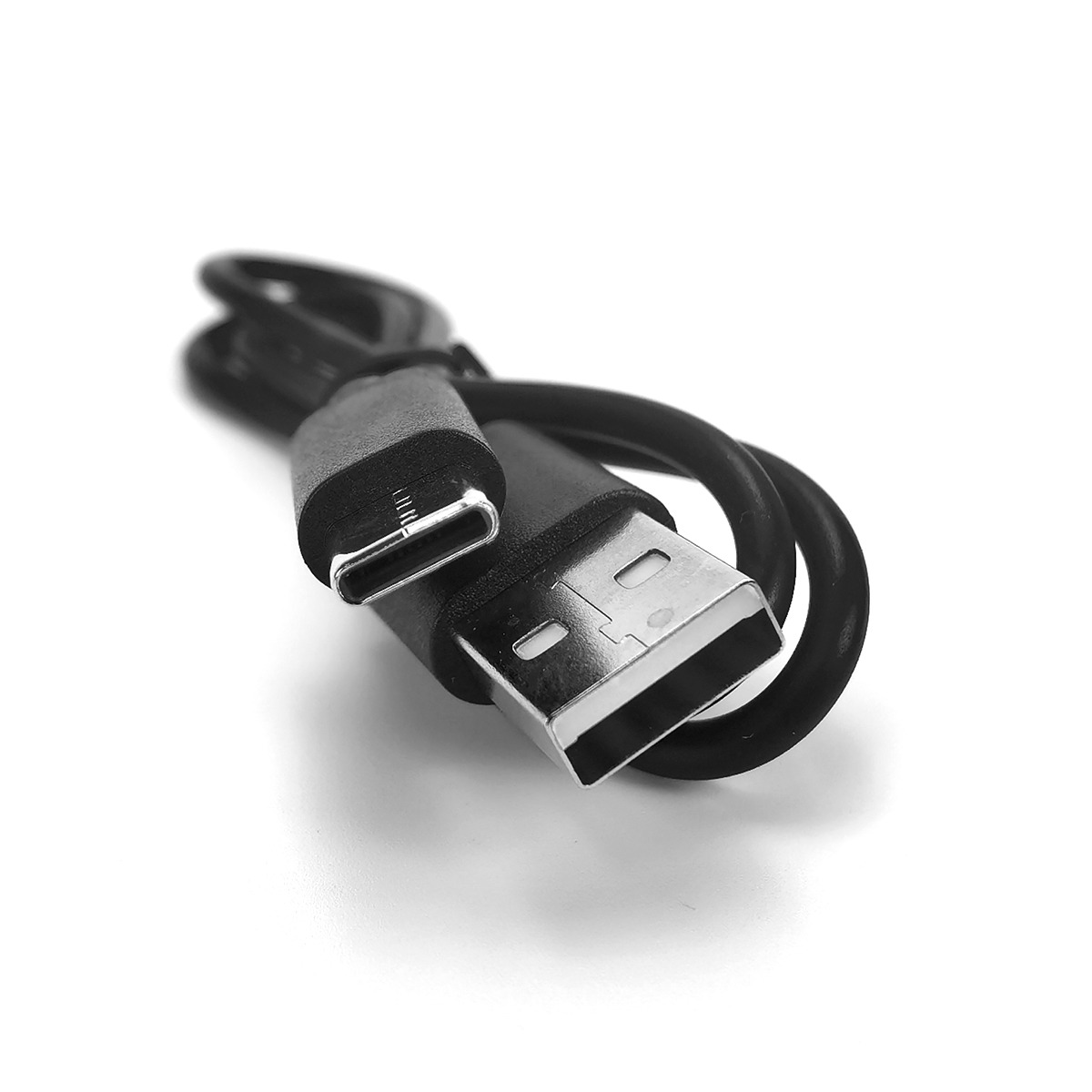 Schwarzes USB-C- und USB-A-Kabel auf weißem Hintergrund.