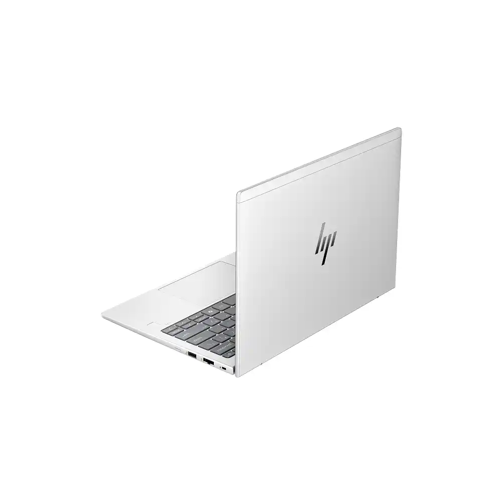 Gümüş rengi HP dizüstü bilgisayar beyaz arka plan üzerinde gösteriliyor. Arka kısmı yukarı doğru eğiktir.