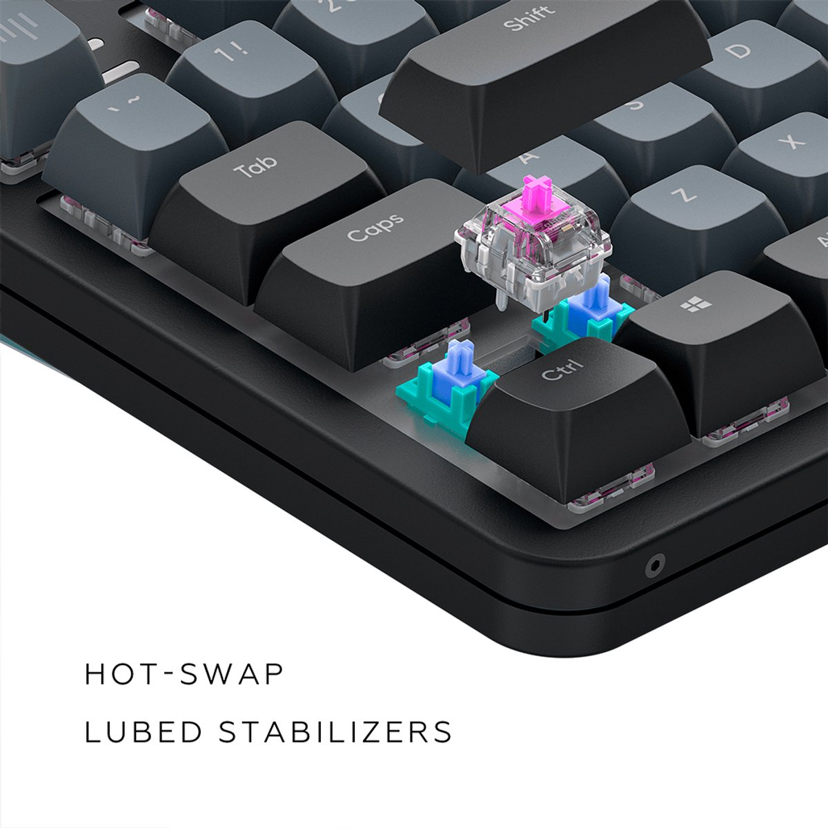 Primo piano di una tastiera meccanica che mostra switch e stabilizzatori hot-swap.