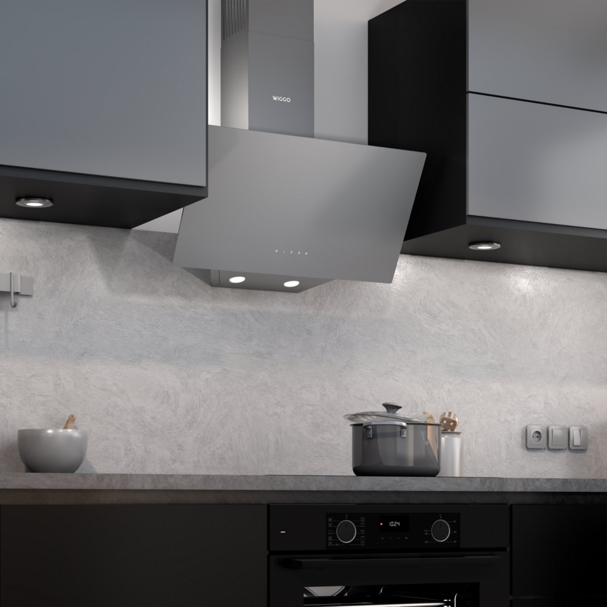 Hotte grise avec lumières au-dessus d'une cuisinière. Une casserole sur le comptoir.
