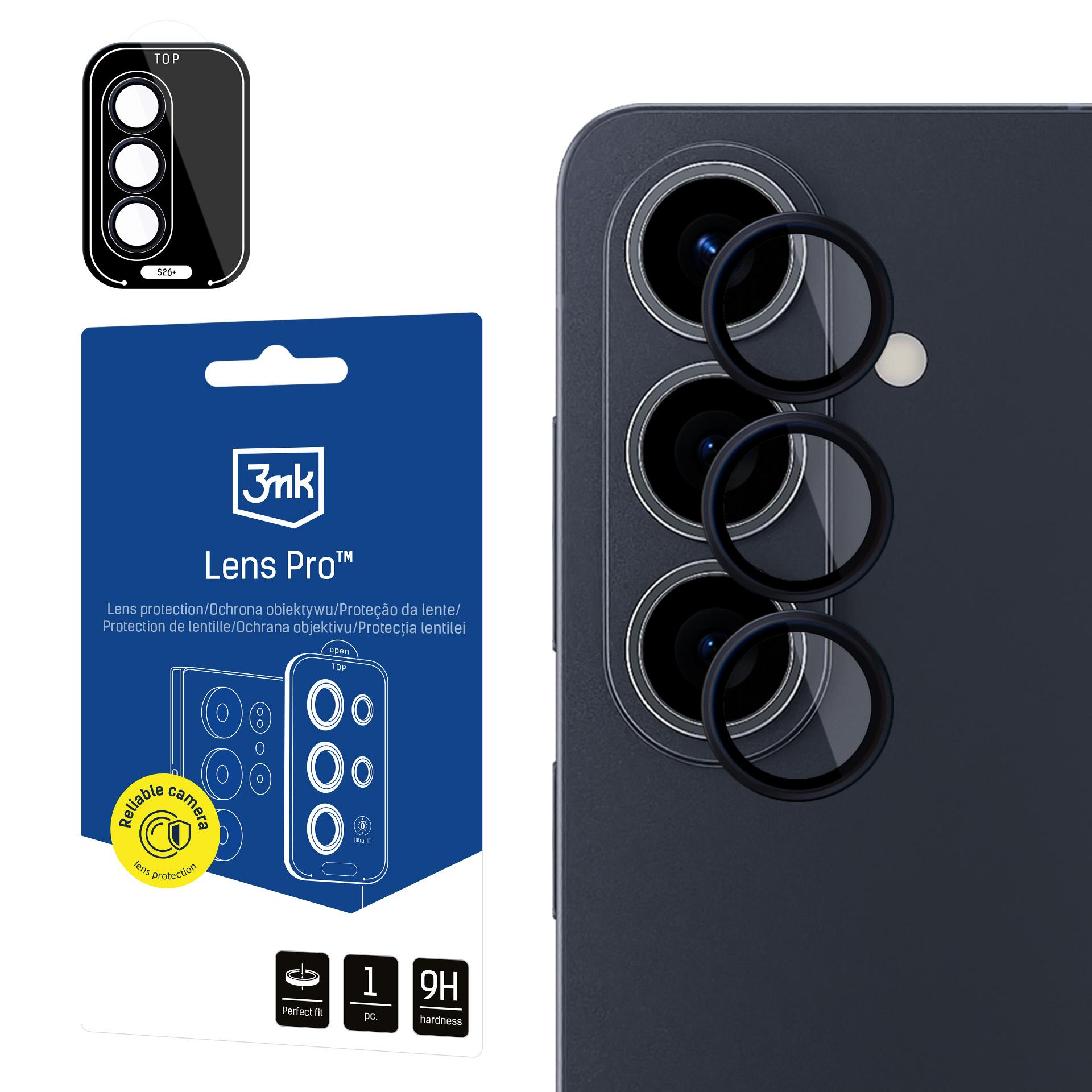 Tre protezioni per lenti accanto alla fotocamera di un telefono.