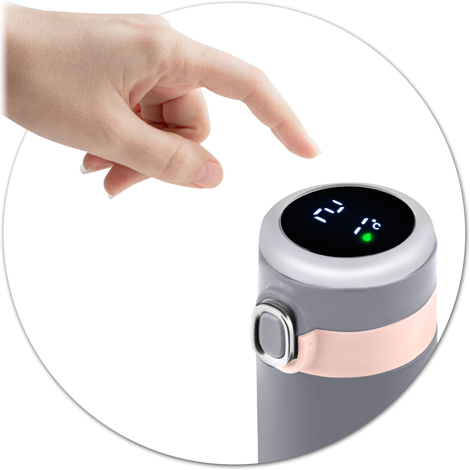 Dłoń dotyka cyfrowego ekranu szarego kubka termicznego pokazującego temperaturę.