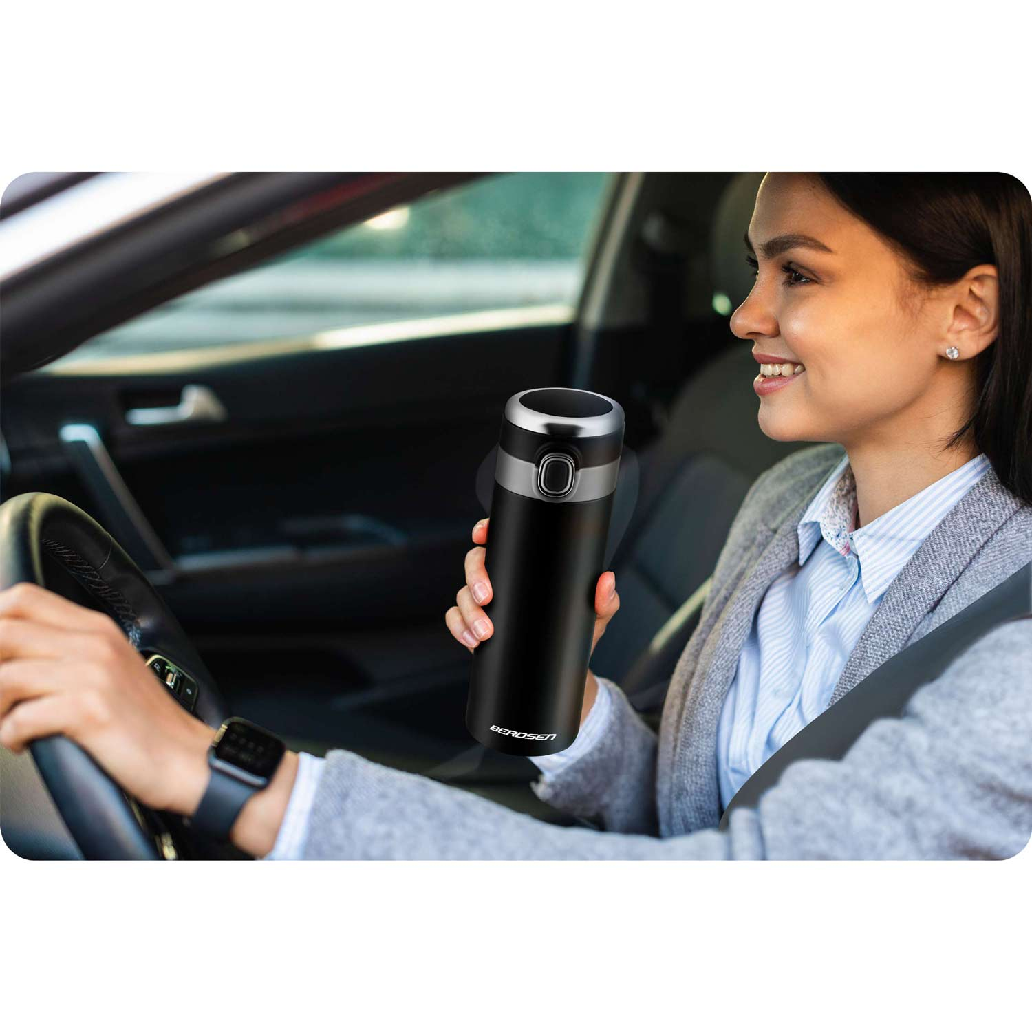 Kobieta w samochodzie trzyma w dłoni czarny termos.
