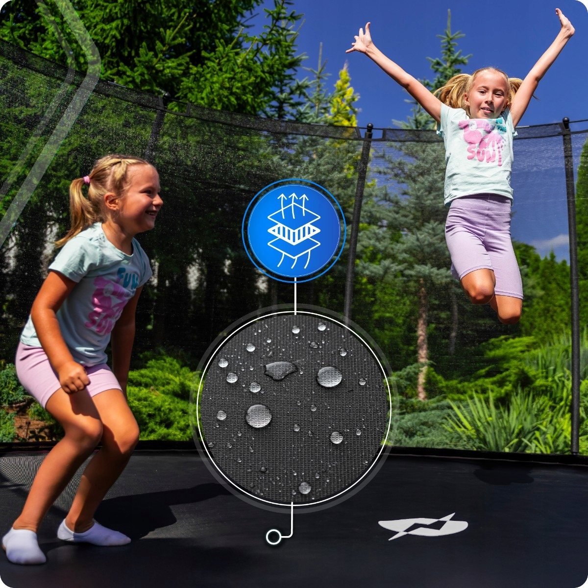 Dwie dziewczynki na trampolinie na zewnątrz w słoneczny dzień.