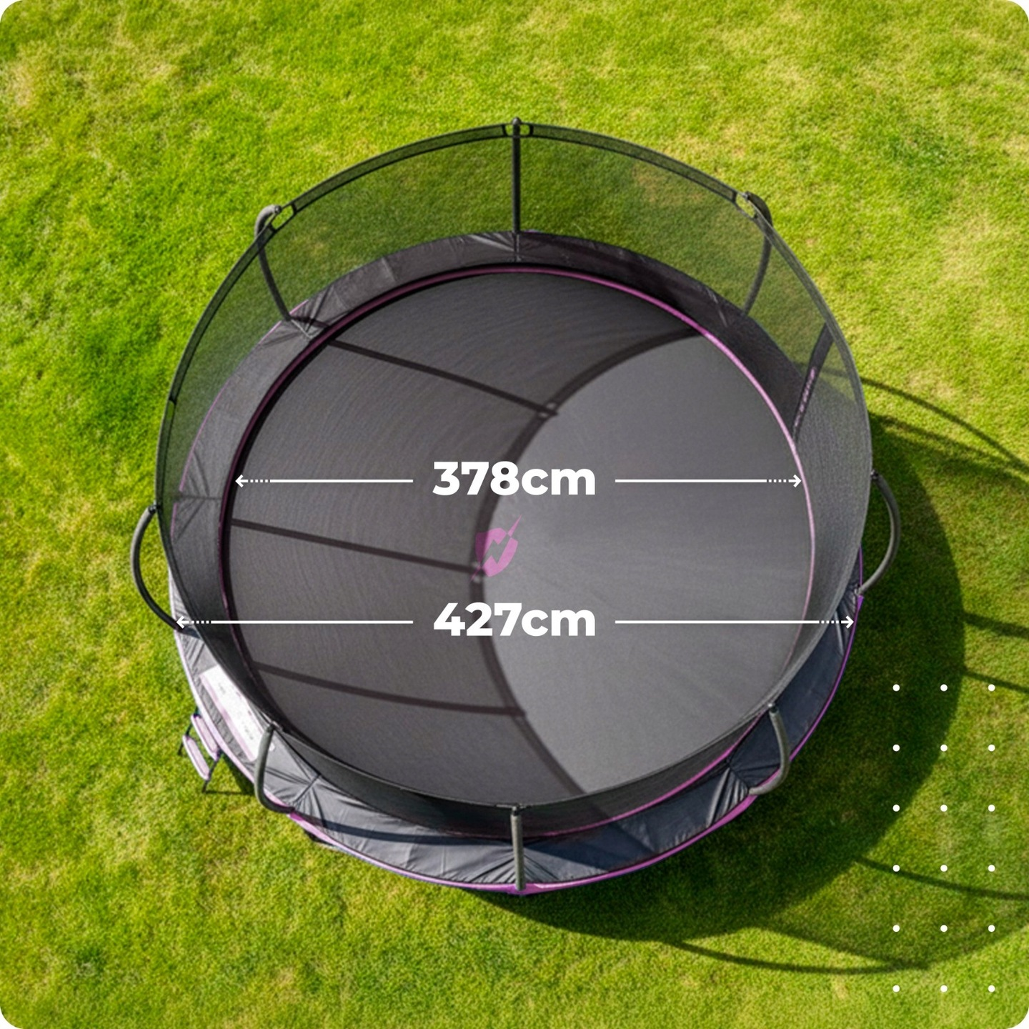 Trampolina z siatką ochronną, 378cm/427cm, na trawie.